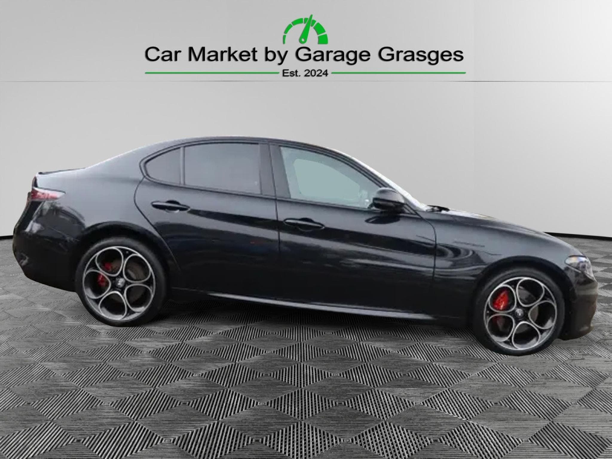 Alfa-Romeo Giulia COMPETIZIONE 2.0 TURBO (2023) - Photo 2