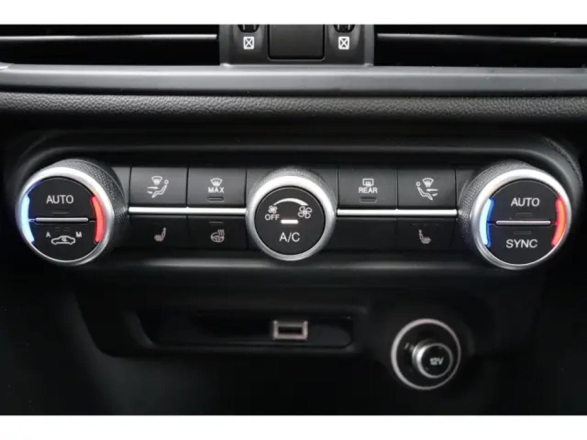 Alfa-Romeo Giulia COMPETIZIONE 2.0 TURBO (2023) - Photo 23