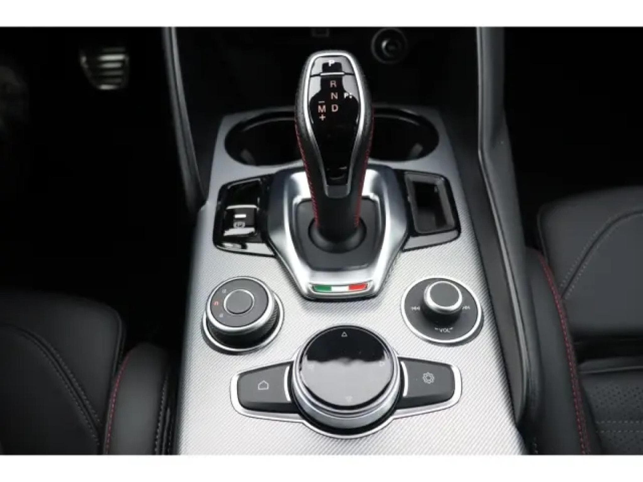 Alfa-Romeo Giulia COMPETIZIONE 2.0 TURBO (2023) - Photo 24