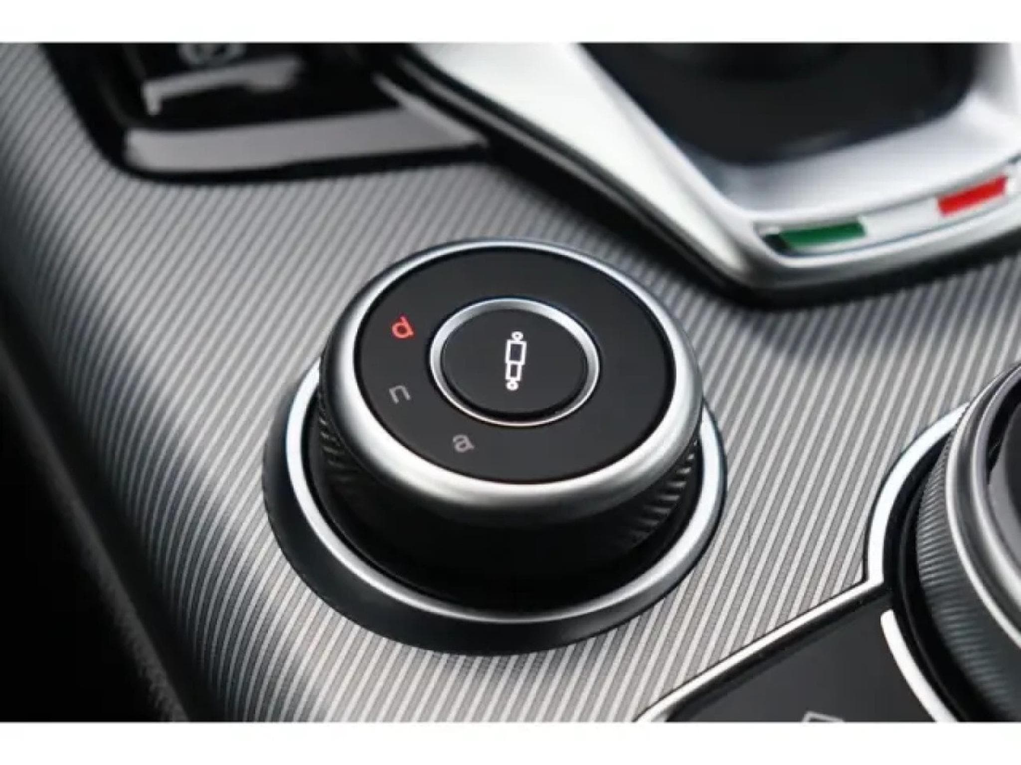 Alfa-Romeo Giulia COMPETIZIONE 2.0 TURBO (2023) - Photo 25