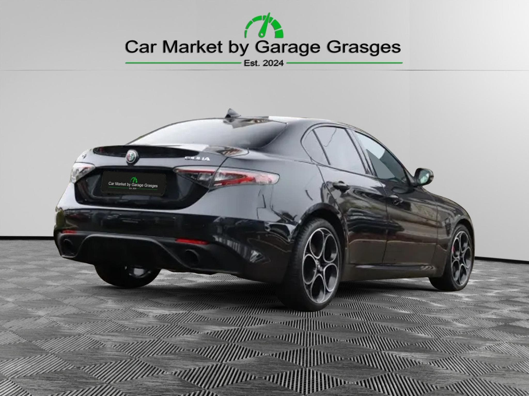 Alfa-Romeo Giulia COMPETIZIONE 2.0 TURBO (2023) - Photo 3