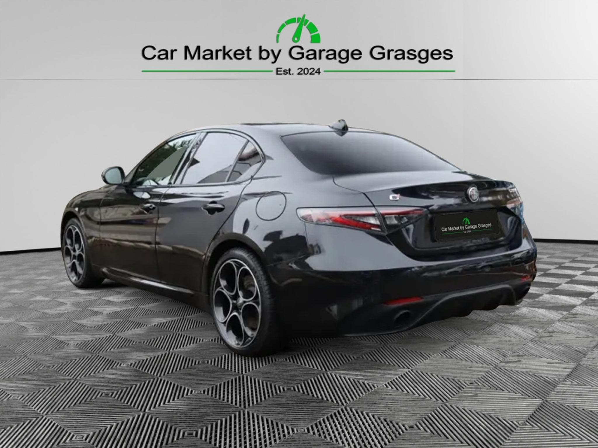 Alfa-Romeo Giulia COMPETIZIONE 2.0 TURBO (2023) - Photo 5