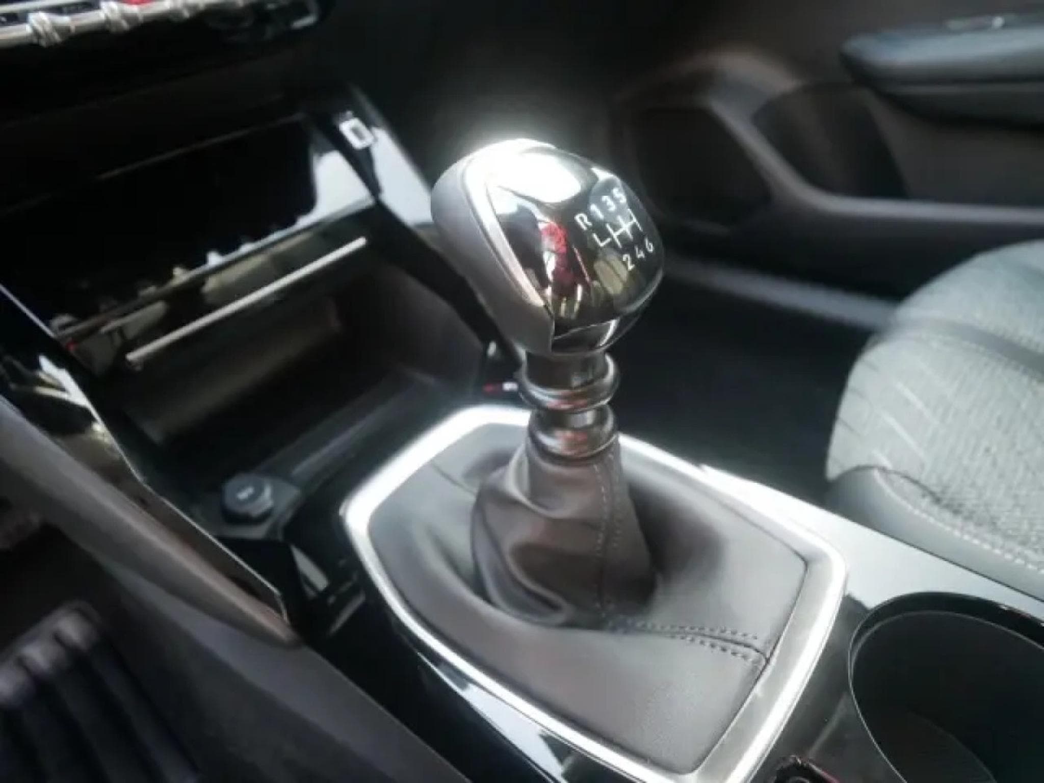 Peugeot 208 ALLURE 1.2 (2025) - Photo 25