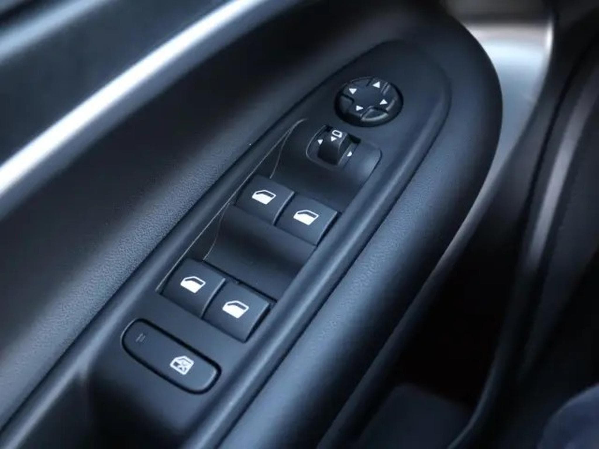 Jeep Avenger Summit 1.2 (2024) - Photo 25