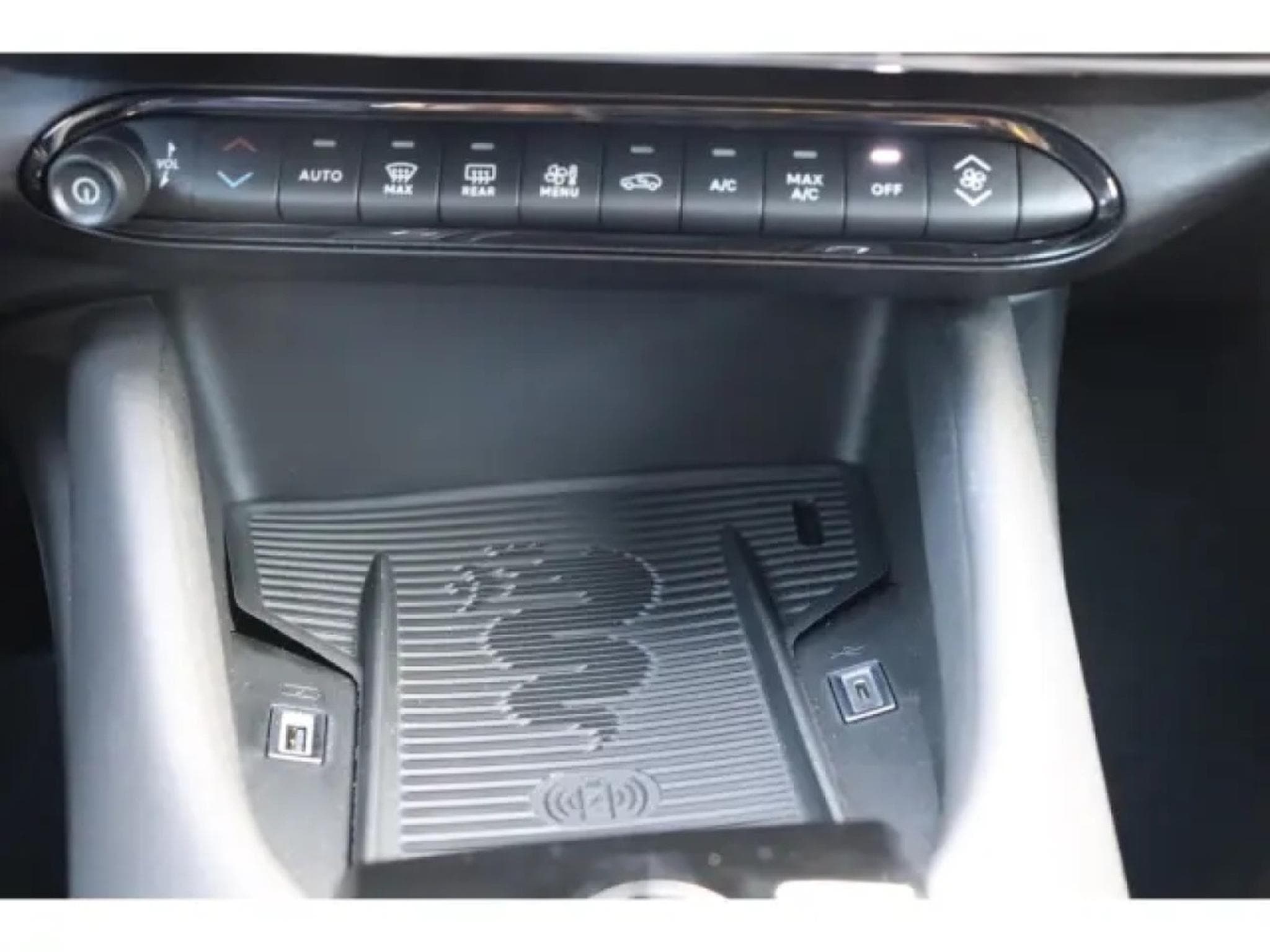 Alfa-Romeo Junior Ibrida Speciale 1.2 VGT (2025) - Photo 20