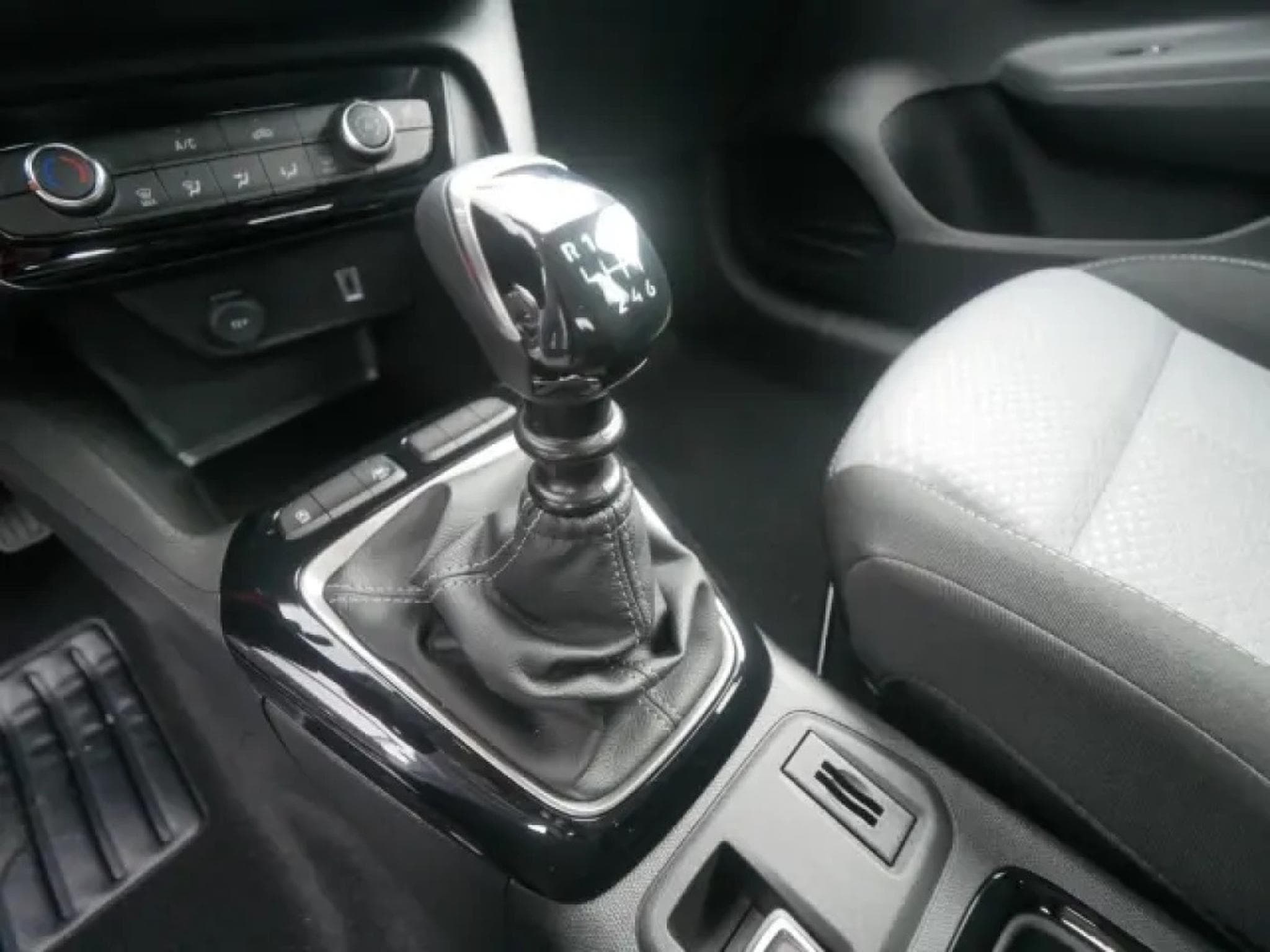 Opel Corsa 1.2 Turbo 100PS Corsa Edition (2025) - Photo 21