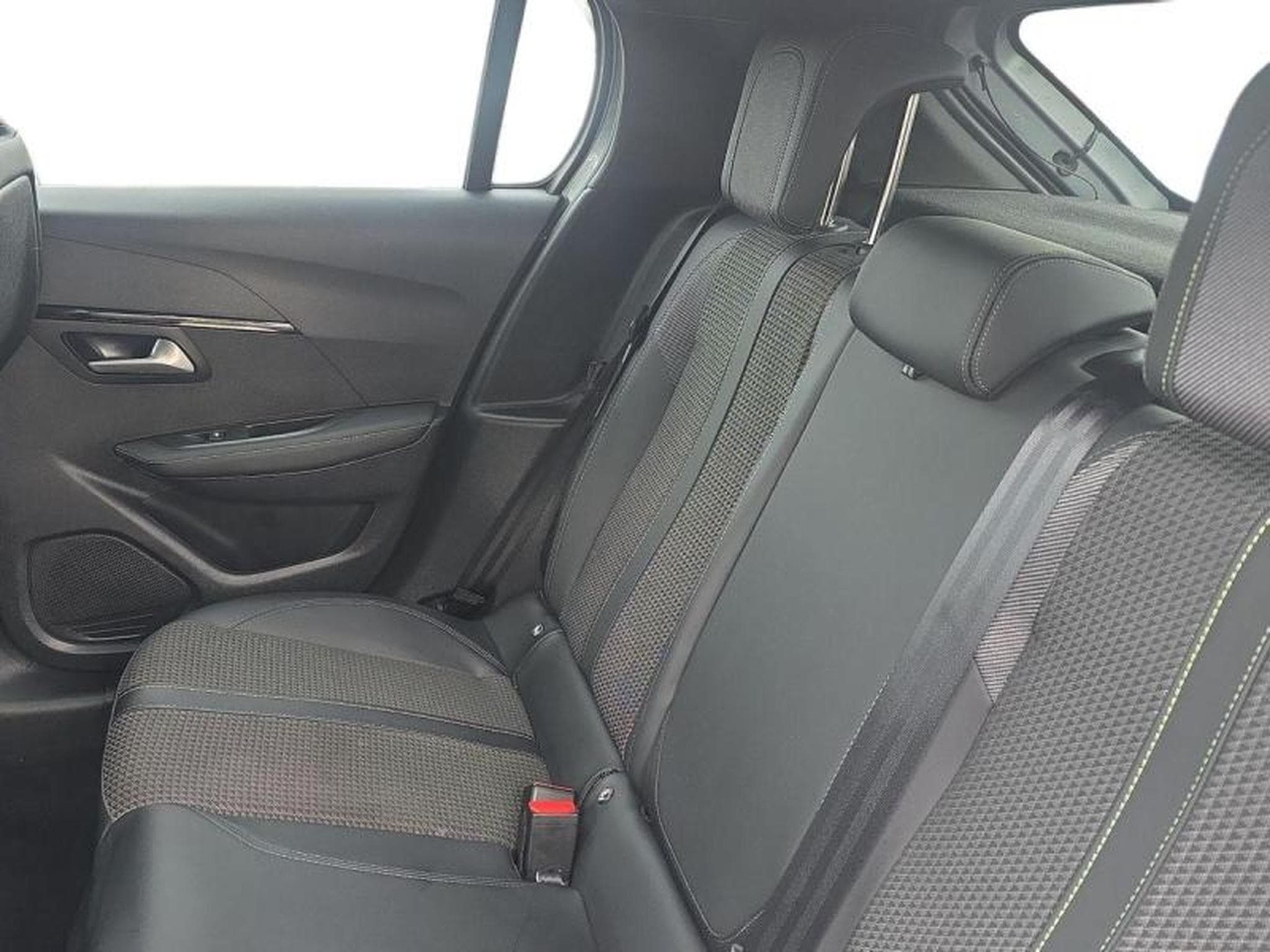 PEUGEOT 208 e-208 136ch GT (2021) - Photo 3