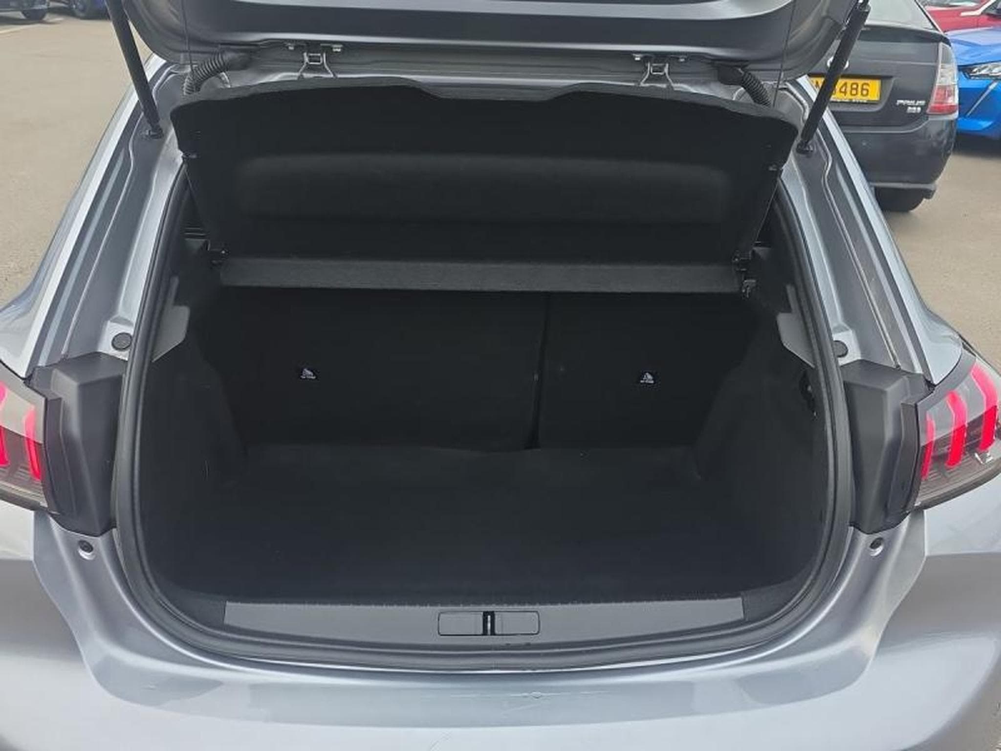 PEUGEOT 208 e-208 136ch GT (2021) - Photo 4