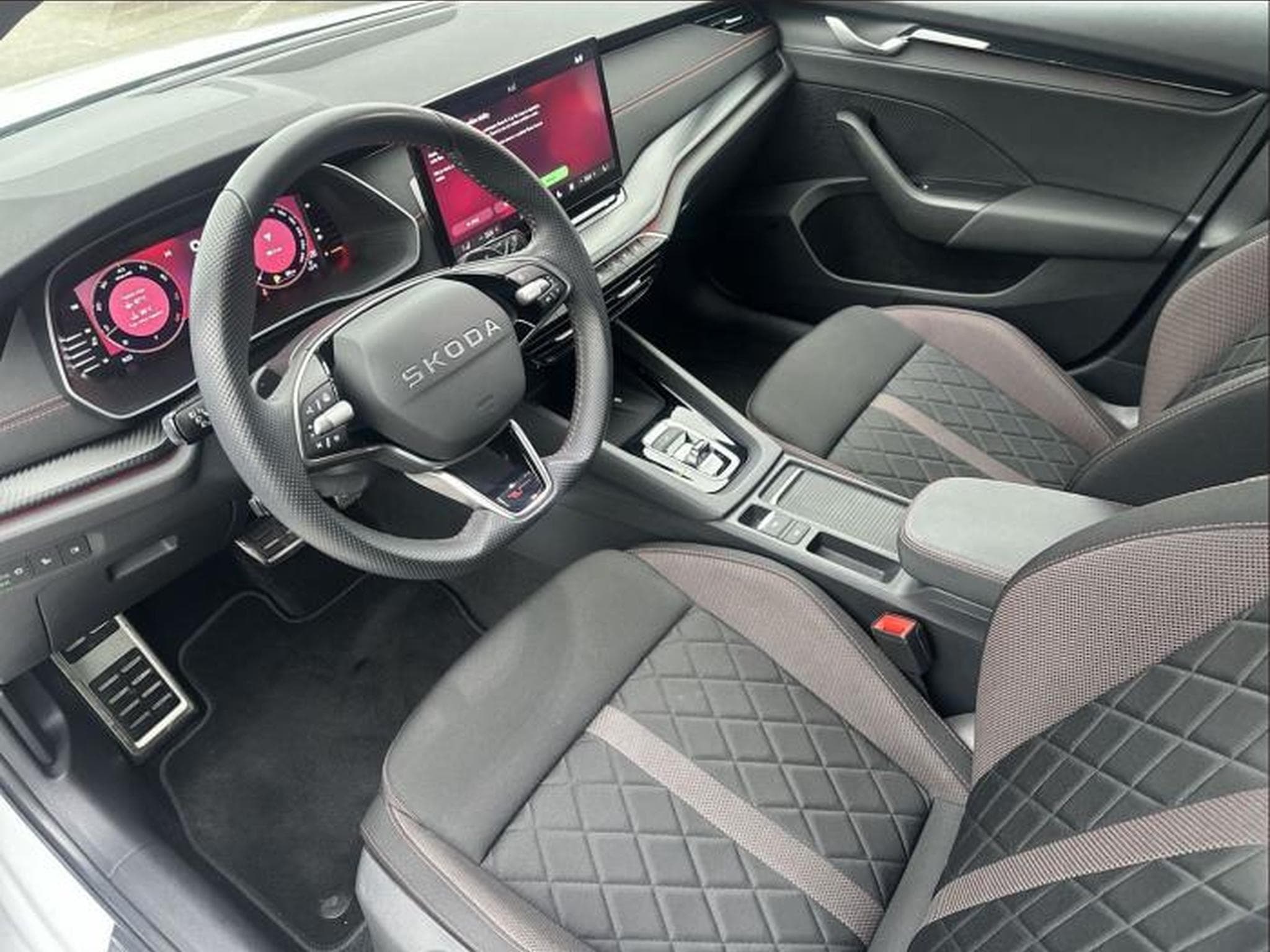 Skoda Octavia RS 2.0 TSI (2025) - Photo 15