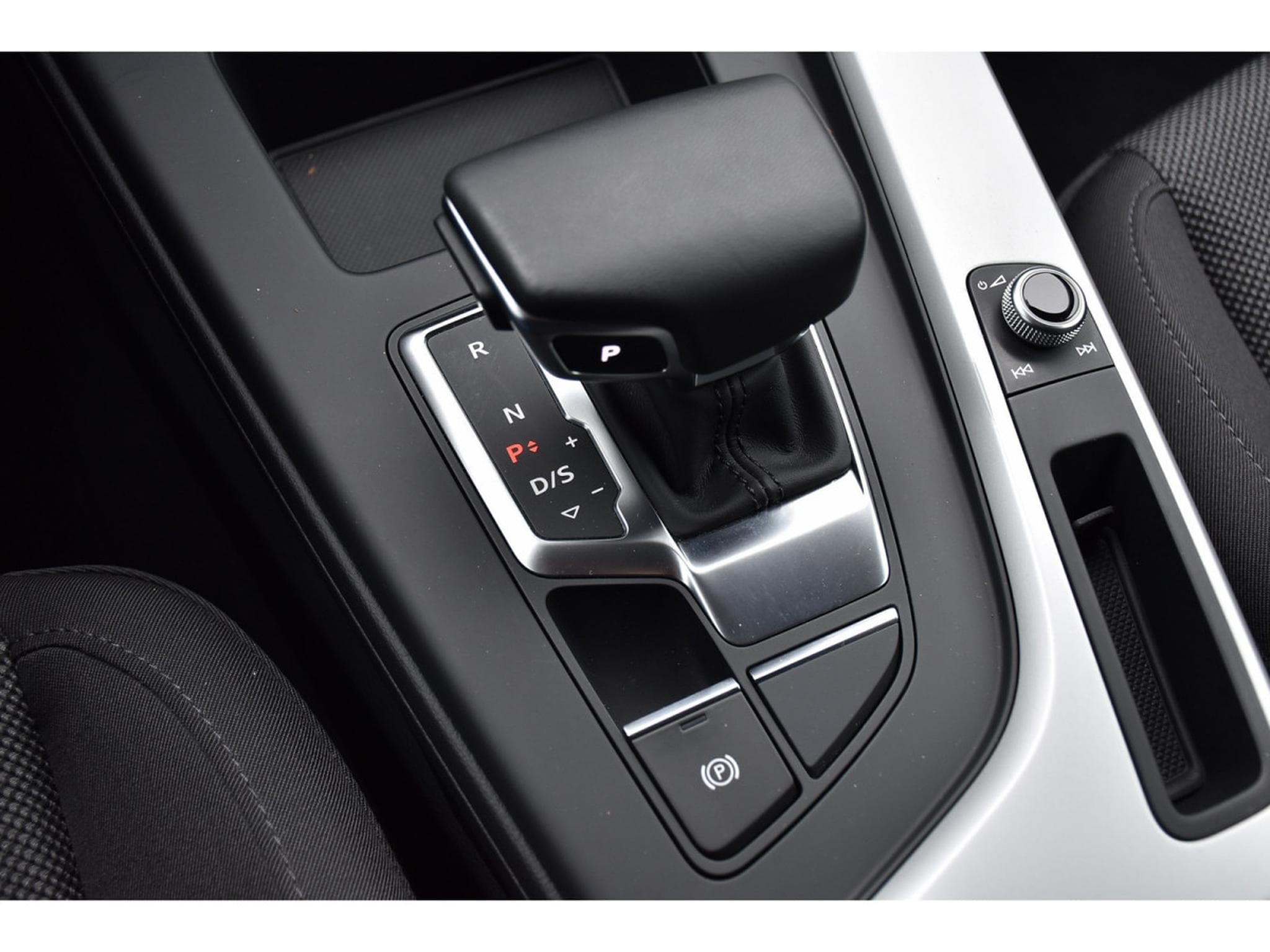 Audi A4 Avant 30 TDI Advanced S-Tronic GPS LANE GARANTIE 05/2029 (2024) - Photo 17