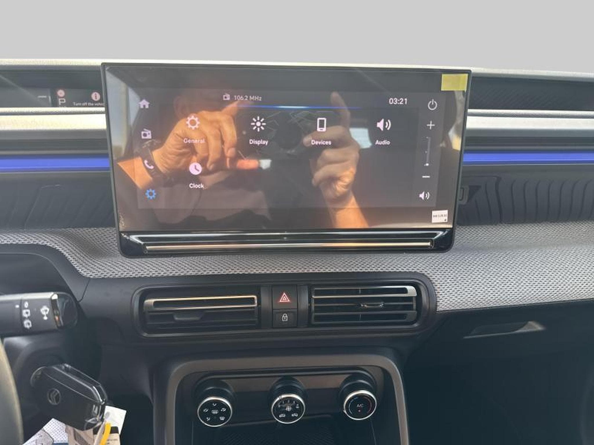 Citroen C3 PLUS Hybrid 100 e-DSC6 (2025) - Foto 18