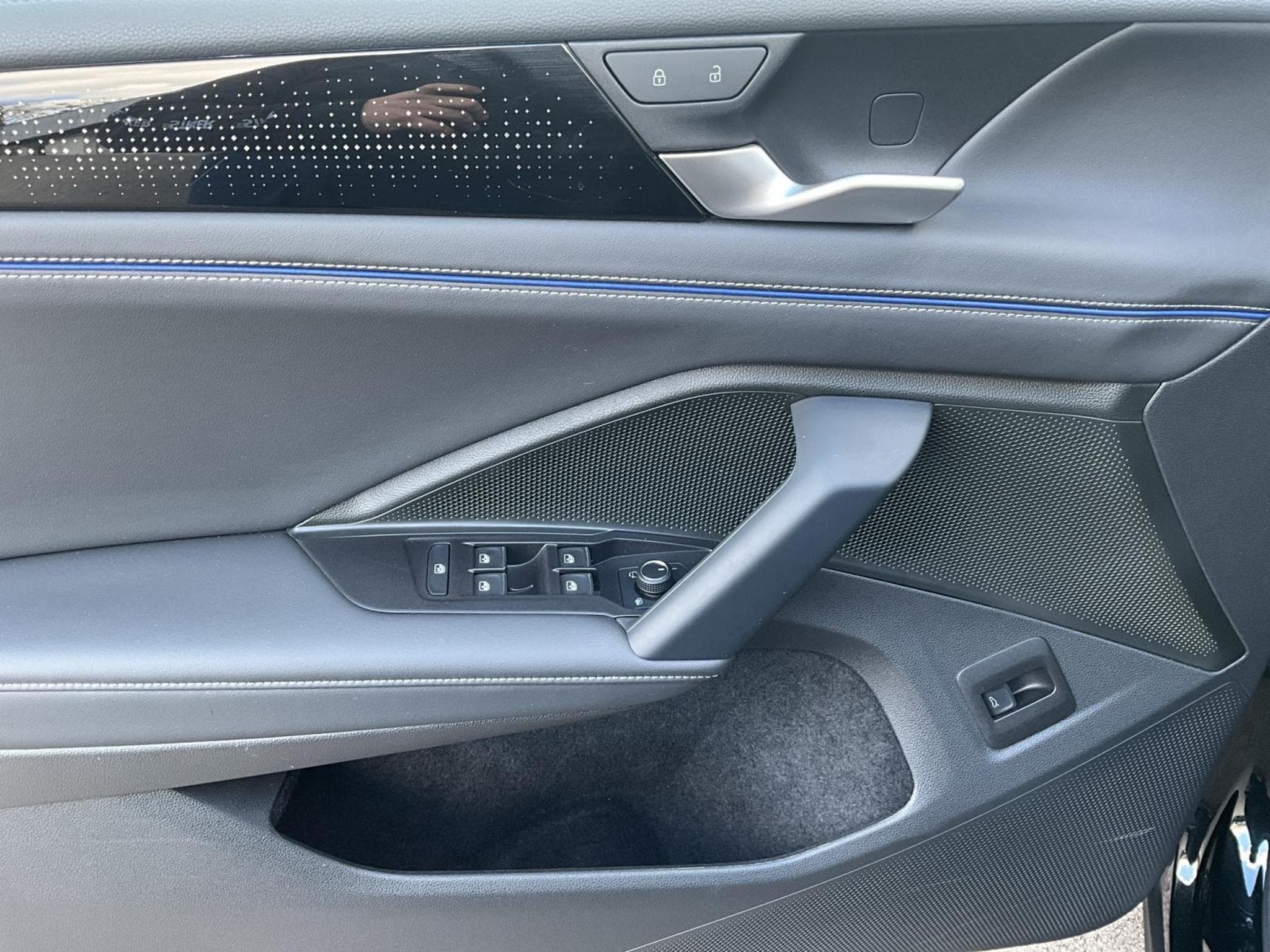 VW Tiguan R-Line+DSG+4M+Black-Style+Pano+AHK (2025) - Foto 14