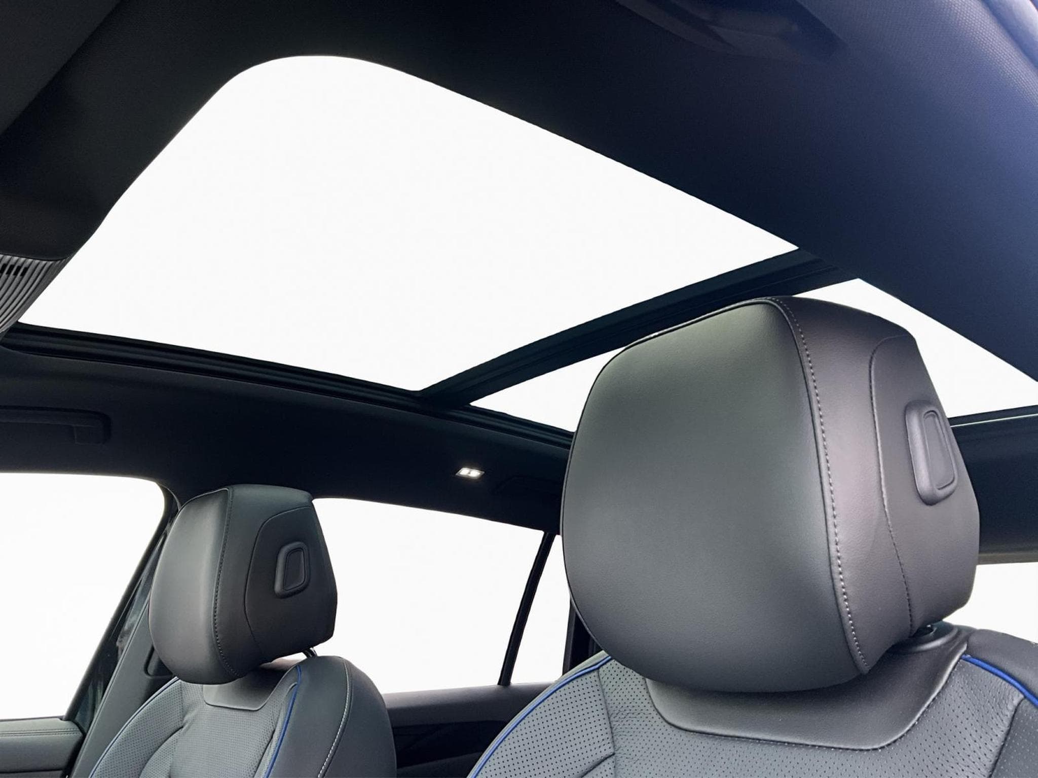 VW Tiguan R-Line+DSG+4M+Black-Style+Pano+AHK (2025) - Foto 15