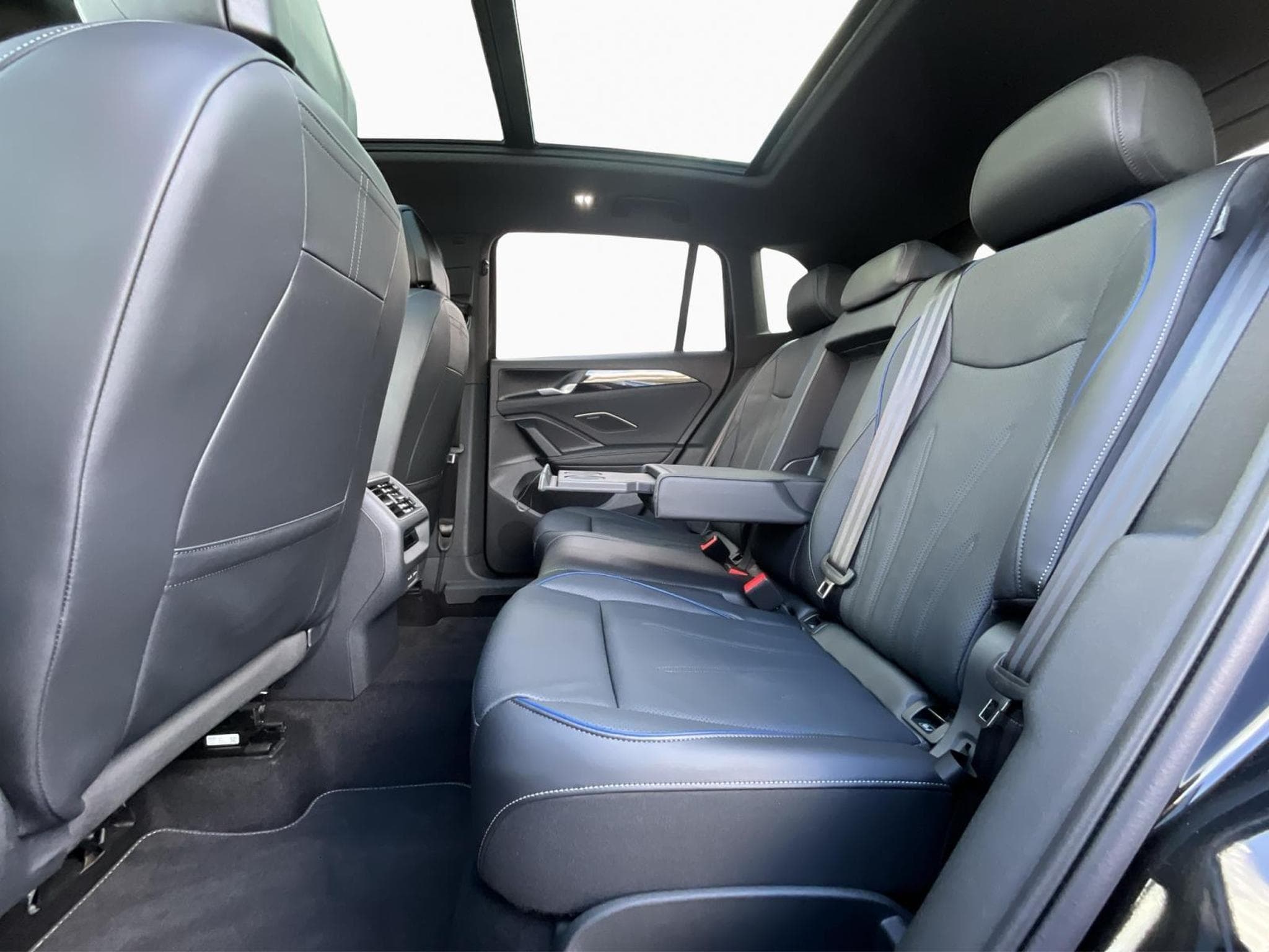 VW Tiguan R-Line+DSG+4M+Black-Style+Pano+AHK (2025) - Foto 16