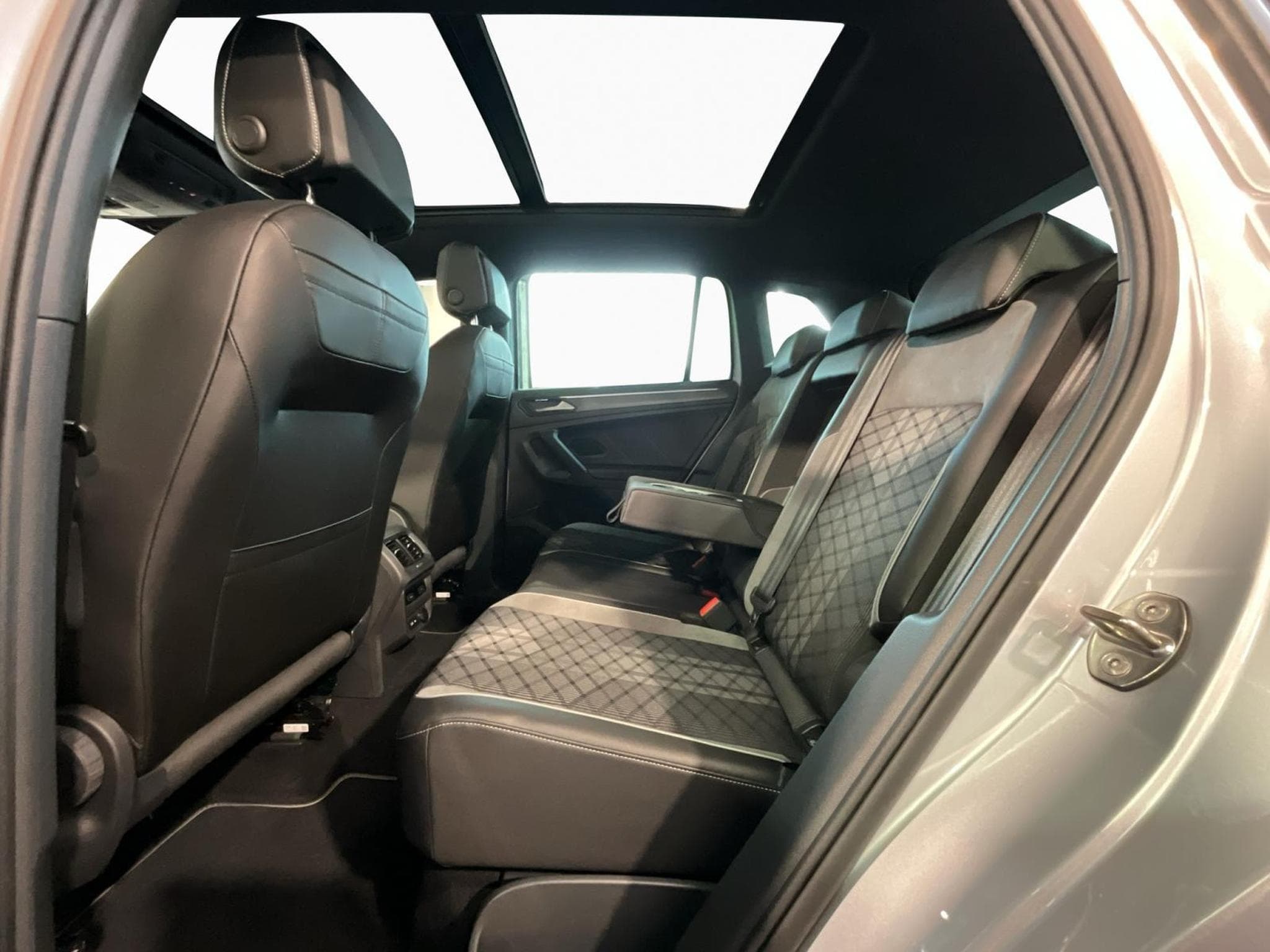 VW Tiguan R-Line+DSG+4M+Pano+MatrixLed (2021) - Foto 16