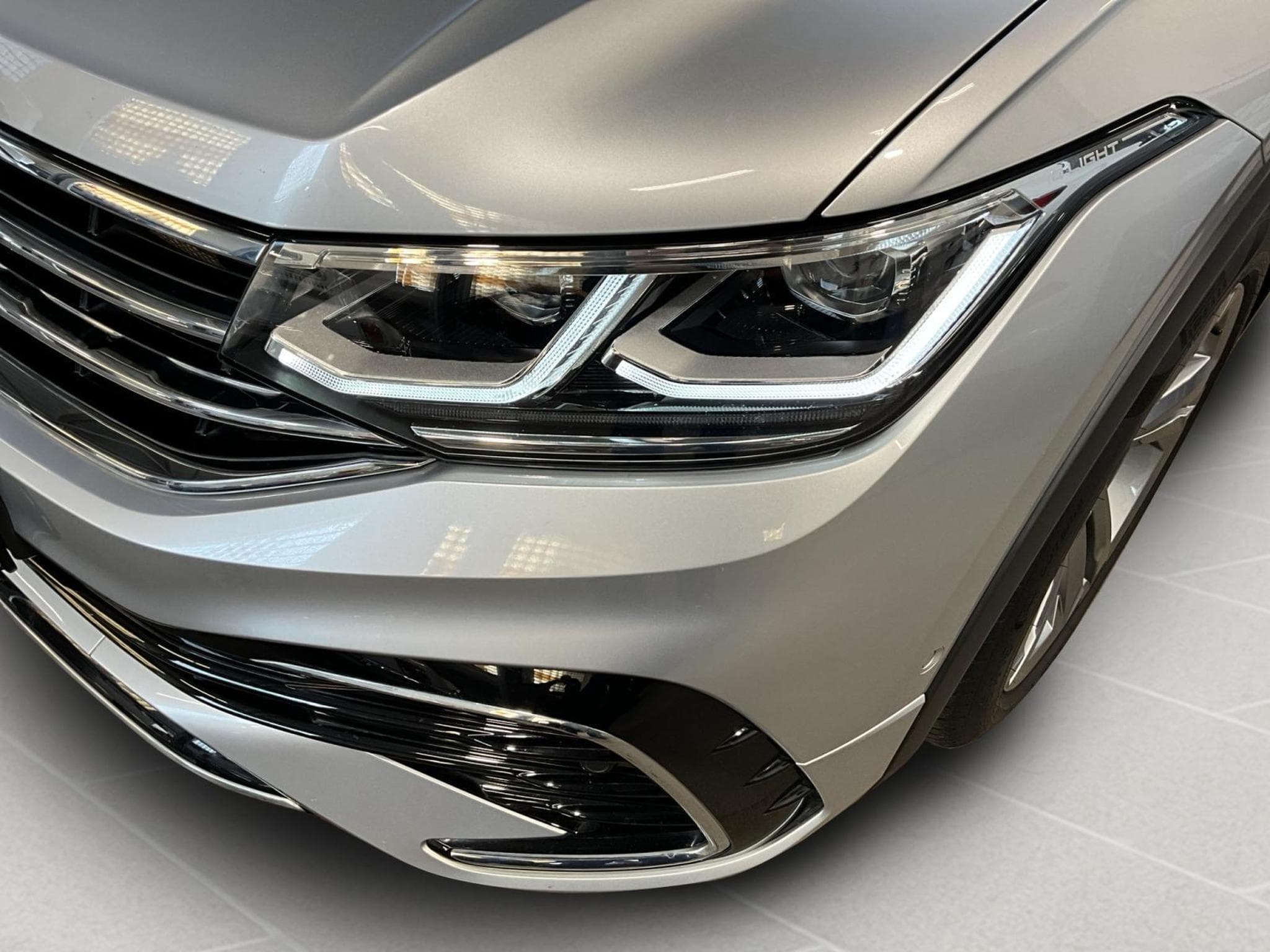 VW Tiguan R-Line+DSG+4M+Pano+MatrixLed (2021) - Foto 18