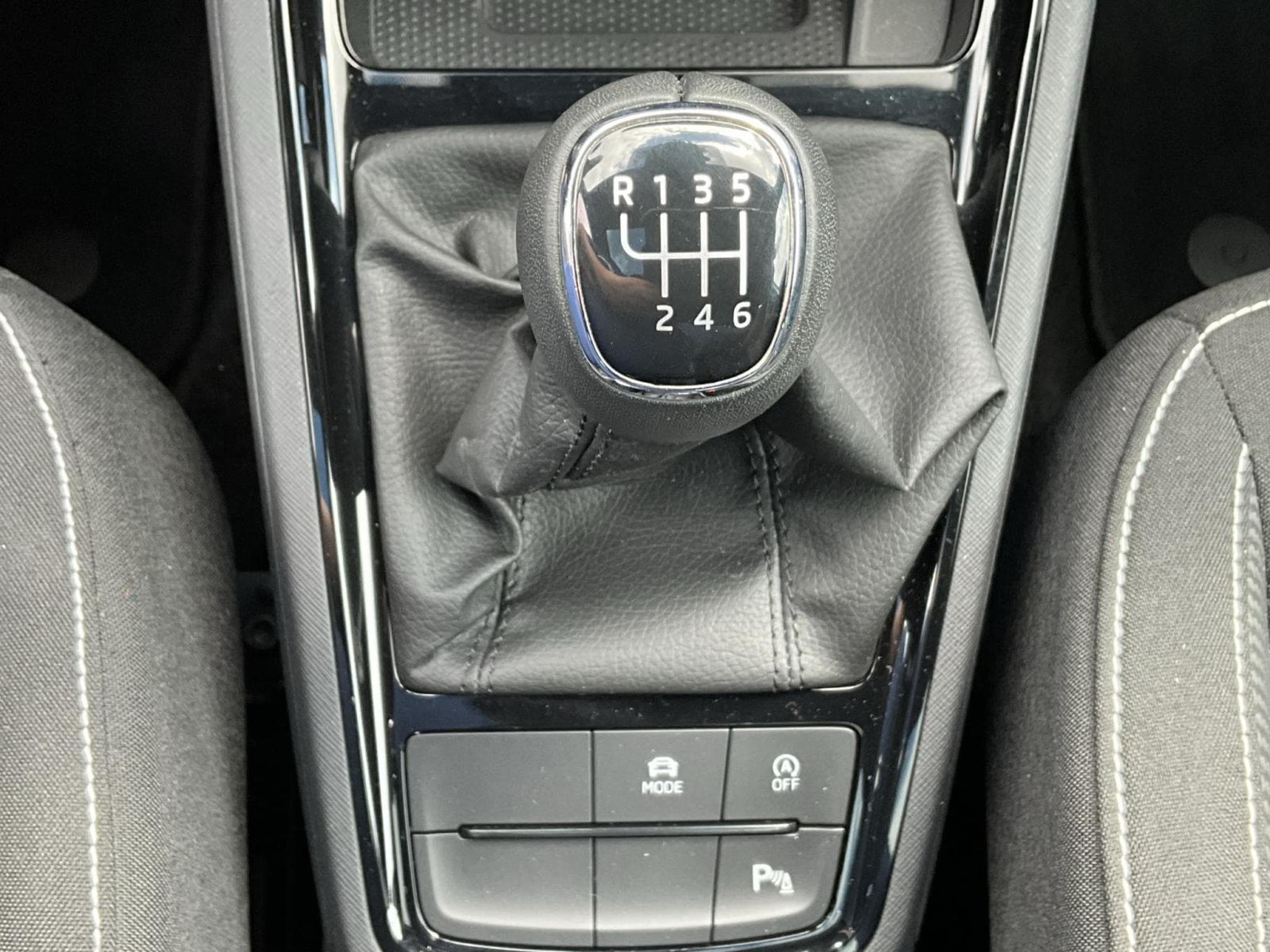 Skoda Kamiq Monte-Carlo+BVM+Pano+LED (2025) - Foto 12