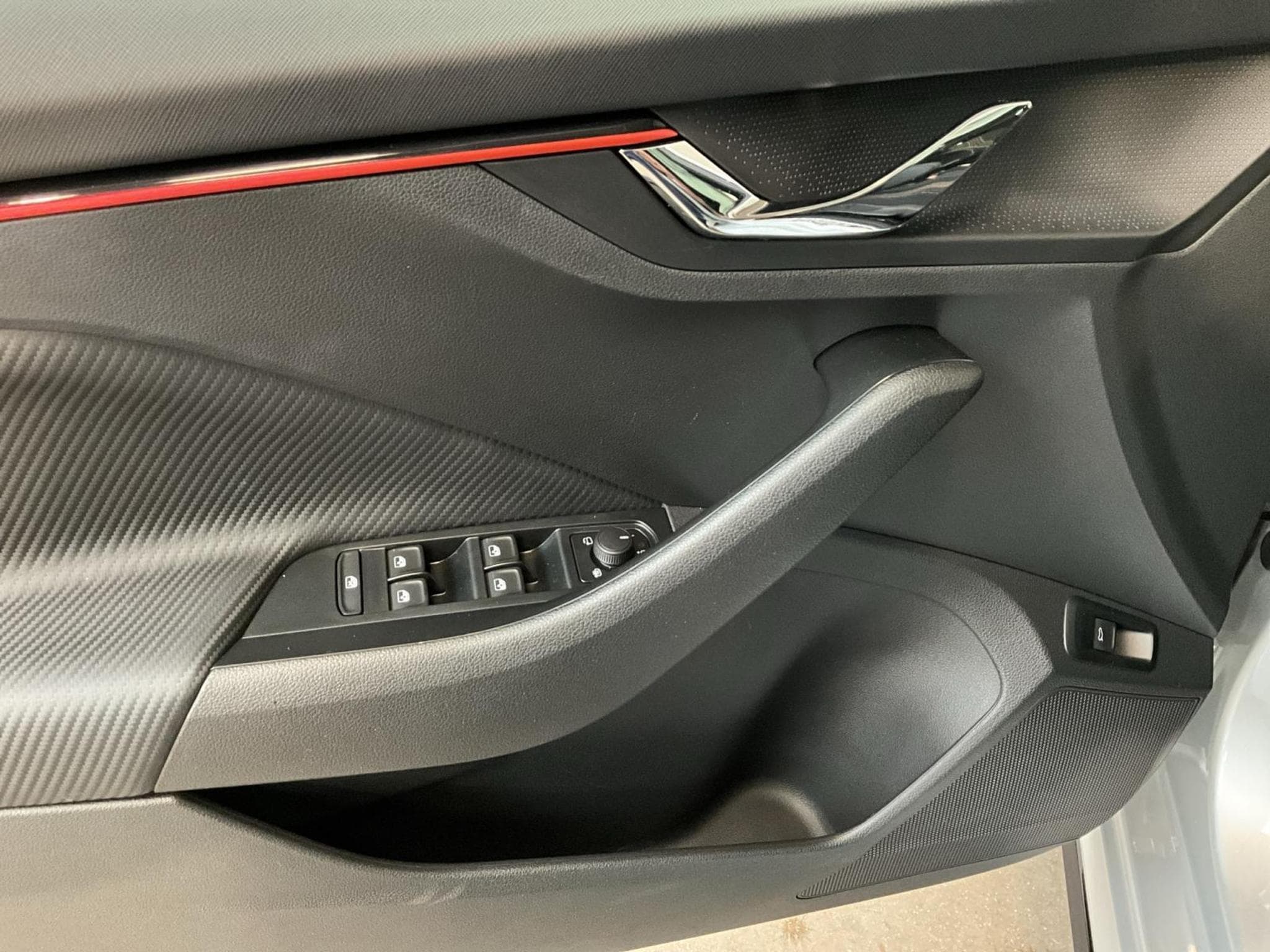 Skoda Kamiq Monte-Carlo+BVM+Pano+LED (2025) - Foto 14