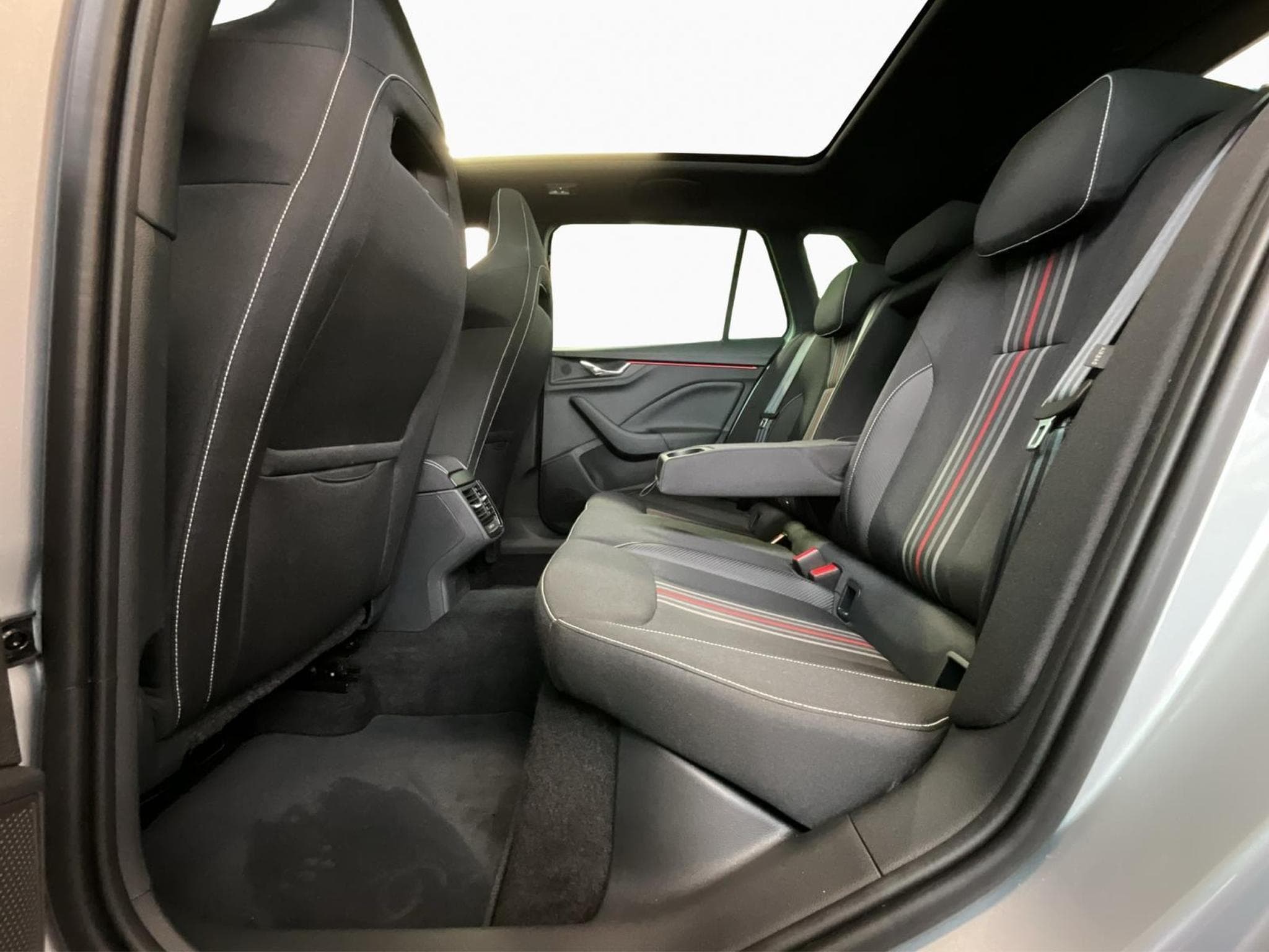 Skoda Kamiq Monte-Carlo+BVM+Pano+LED (2025) - Foto 16