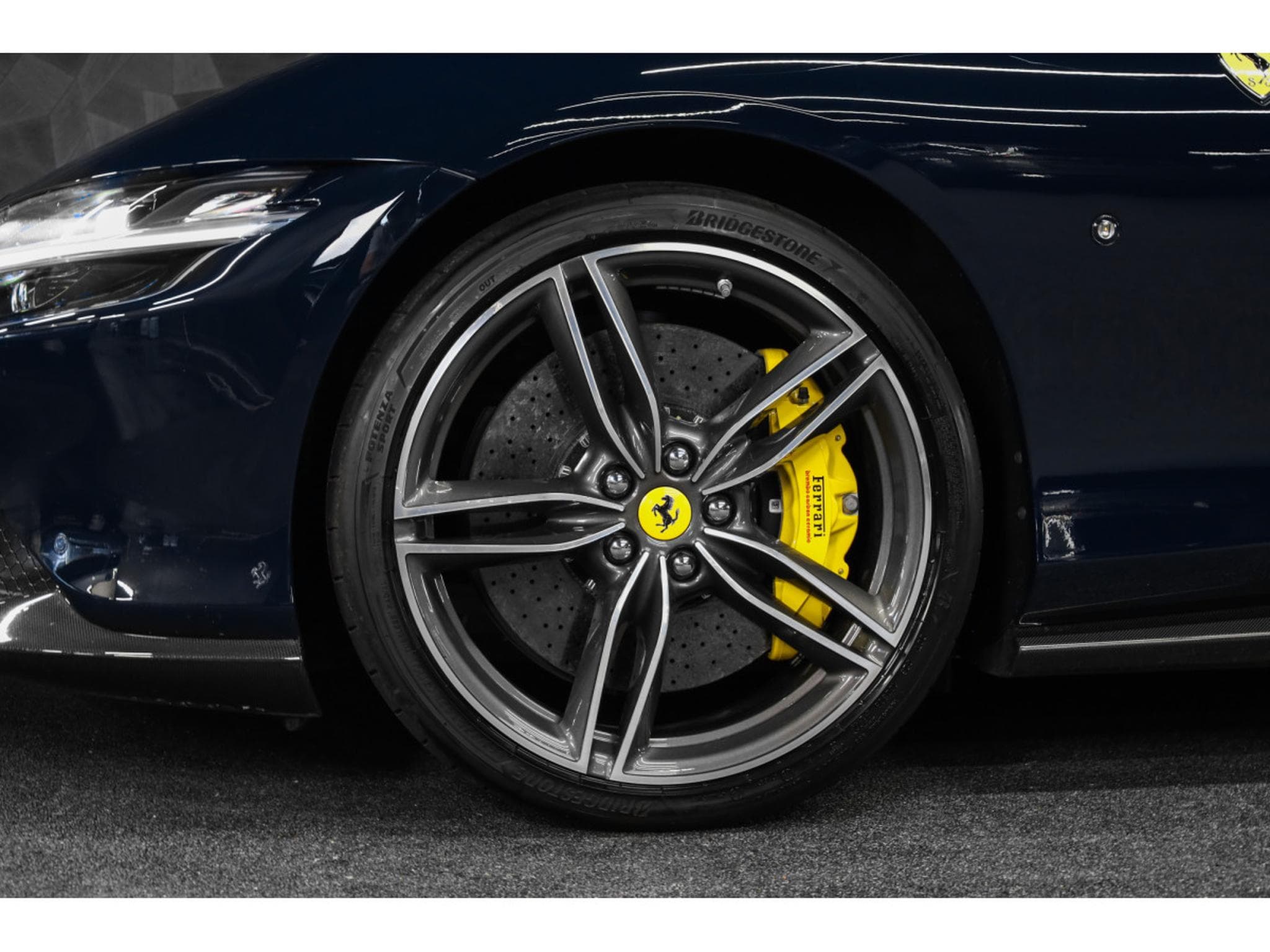 Ferrari Roma V8 - BLU POZZI / GIALLO (2023) - Foto 15