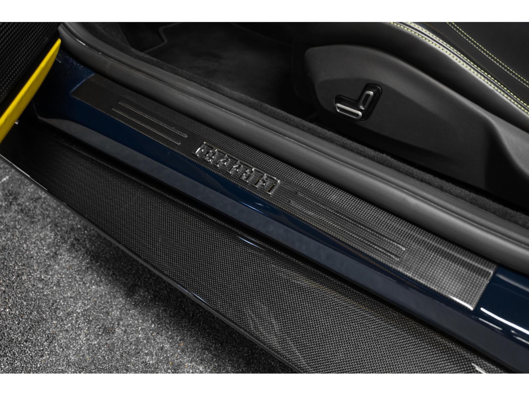 Ferrari Roma V8 - BLU POZZI / GIALLO (2023) - Foto 25