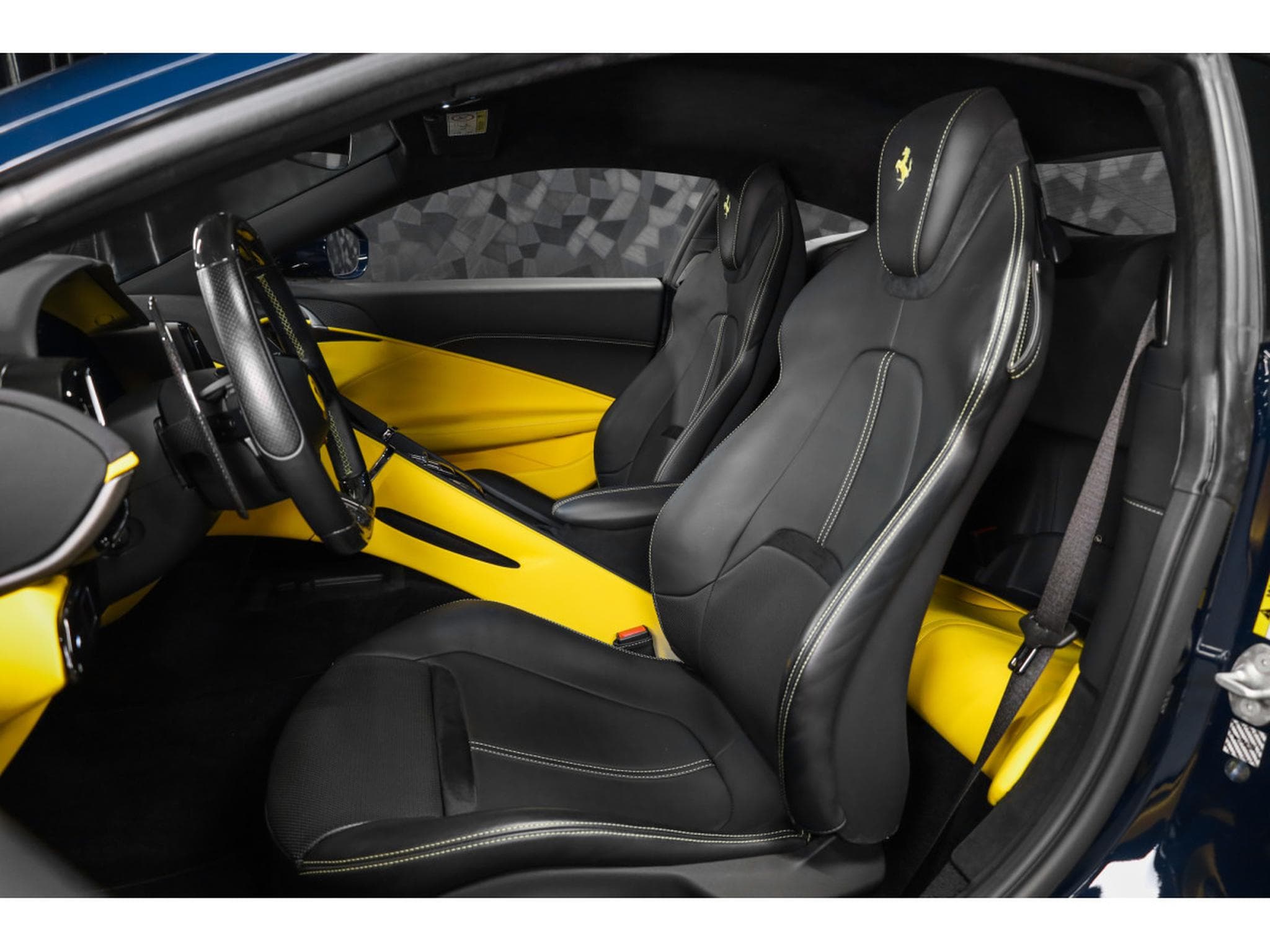 Ferrari Roma V8 - BLU POZZI / GIALLO (2023) - Foto 9