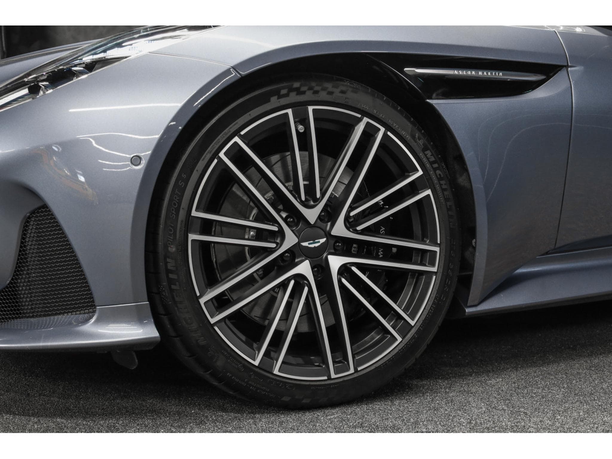 Aston-Martin DB12 V8 Twin Turbo - CONCOURS BLUE (2026) - Foto 13