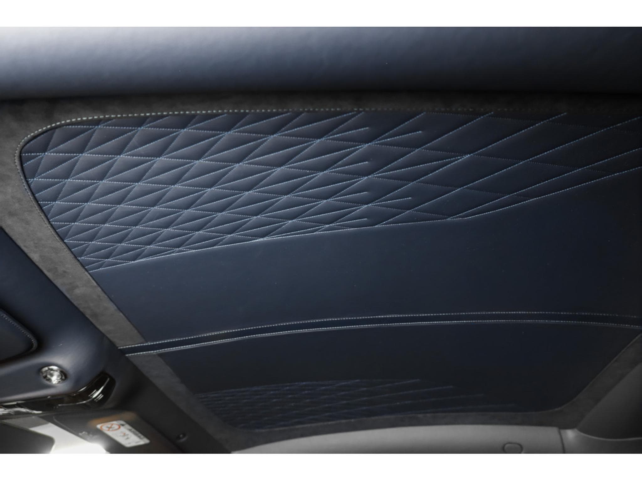 Aston-Martin DB12 V8 Twin Turbo - CONCOURS BLUE (2026) - Foto 15