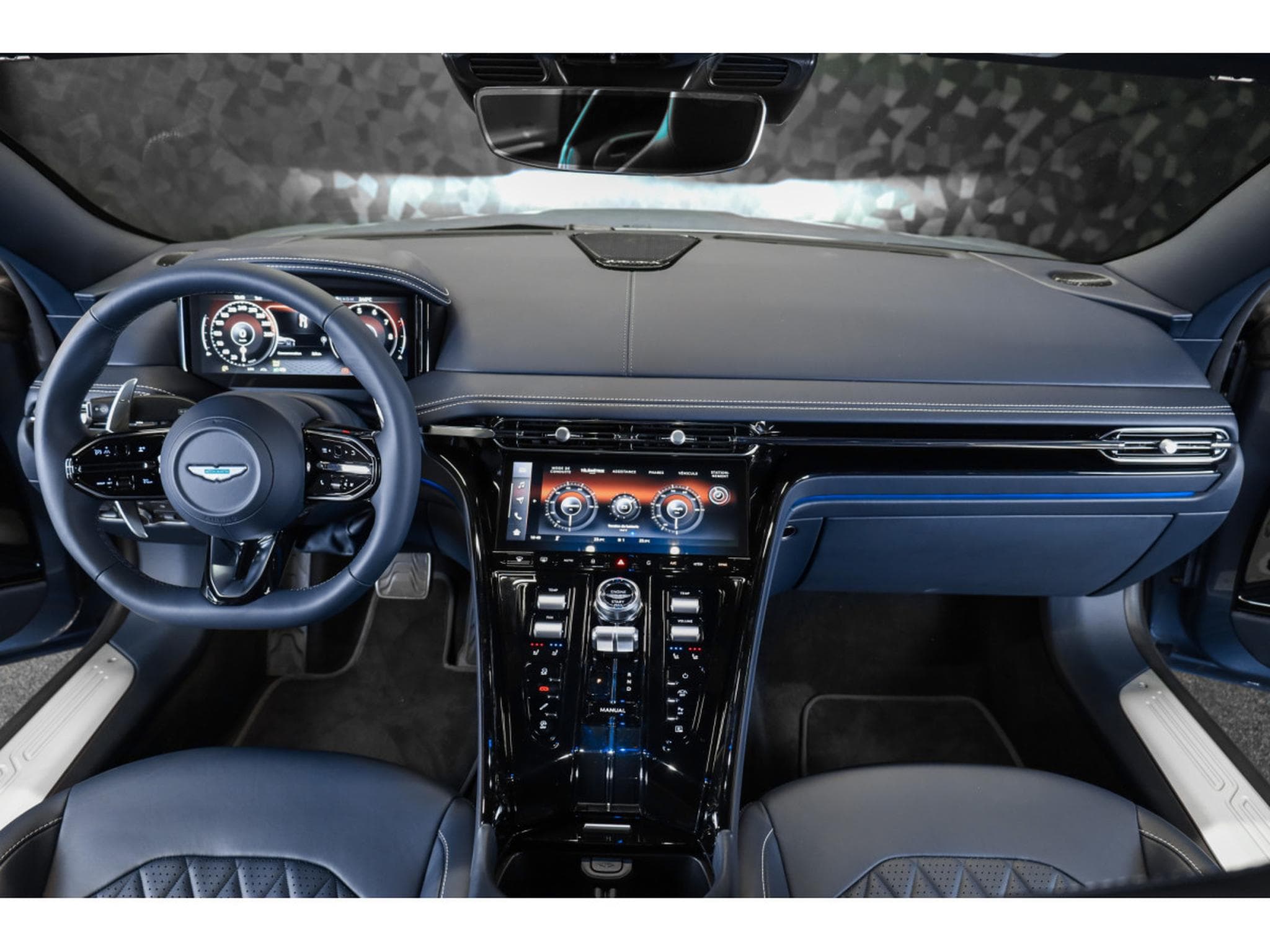 Aston-Martin DB12 V8 Twin Turbo - CONCOURS BLUE (2026) - Foto 17