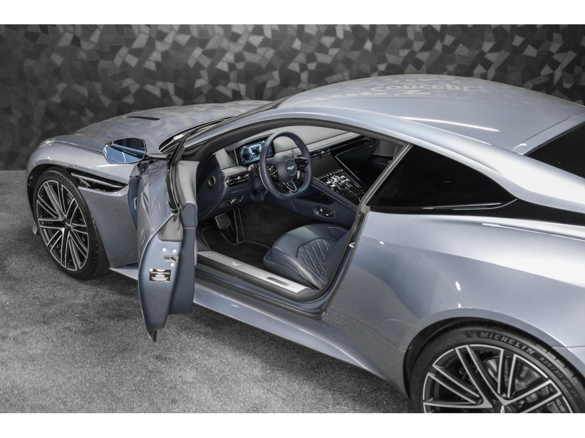 Aston-Martin DB12 V8 Twin Turbo - CONCOURS BLUE (2026) - Foto 19