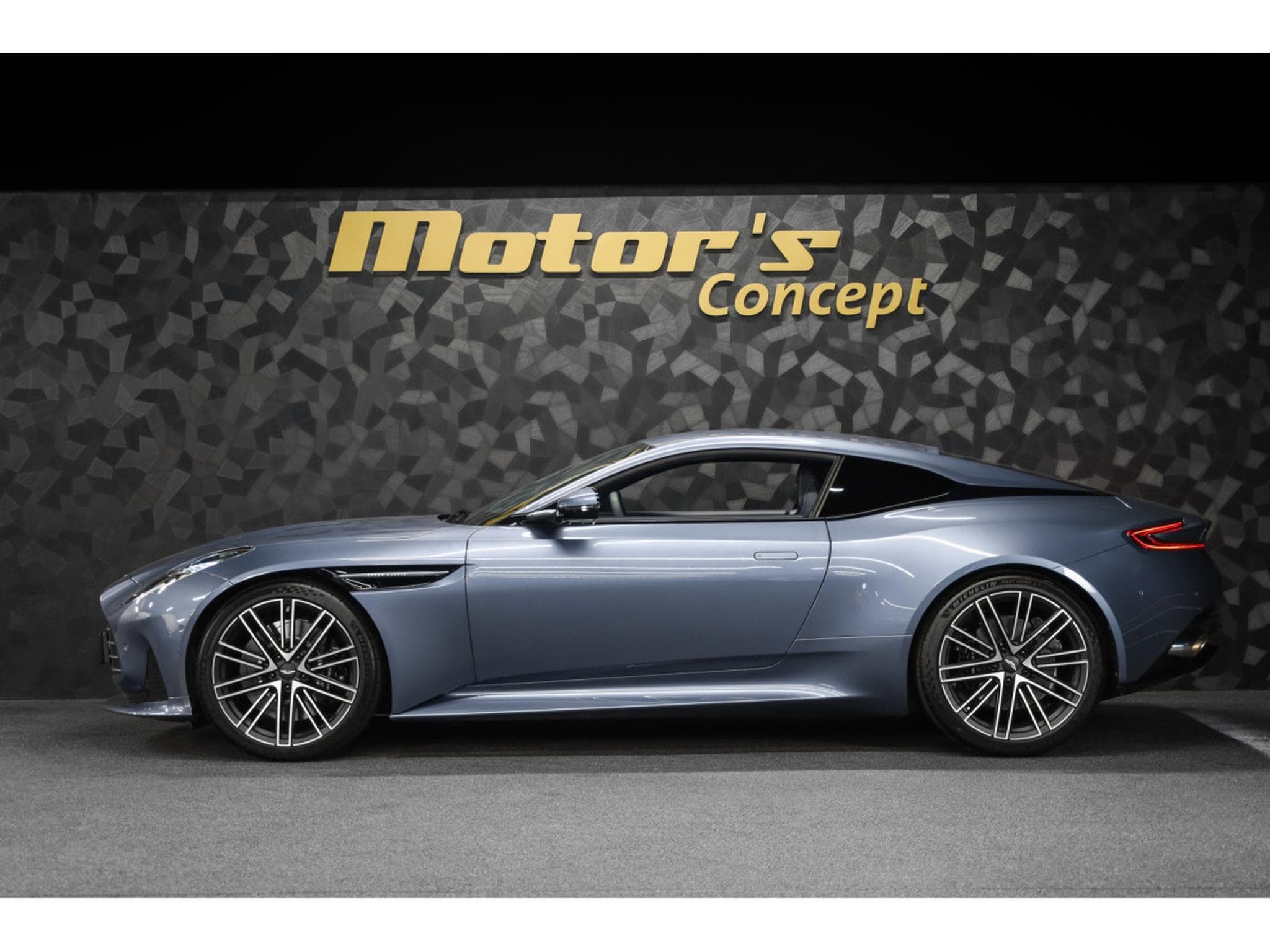 Aston-Martin DB12 V8 Twin Turbo - CONCOURS BLUE (2026) - Foto 2