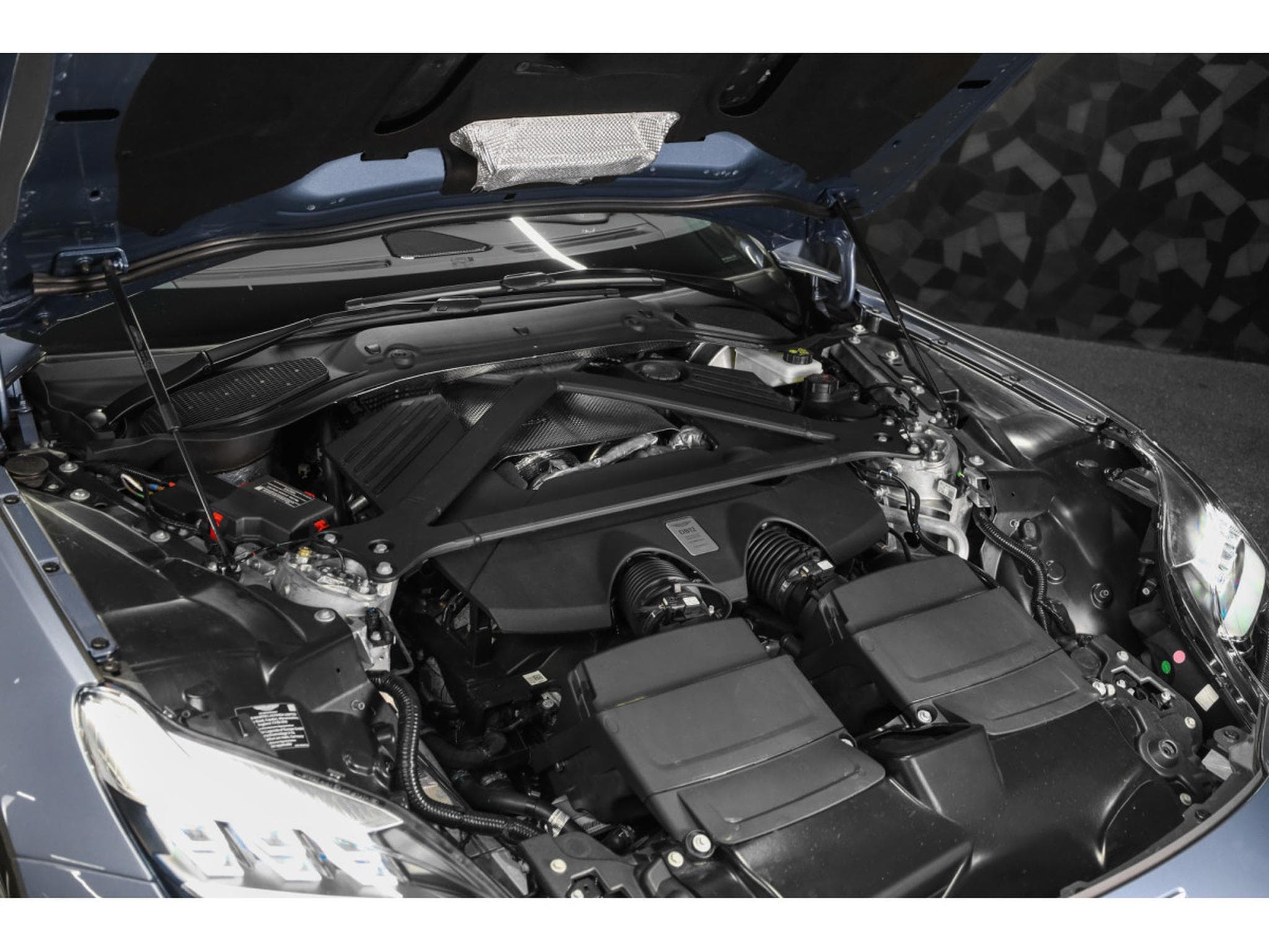 Aston-Martin DB12 V8 Twin Turbo - CONCOURS BLUE (2026) - Foto 20