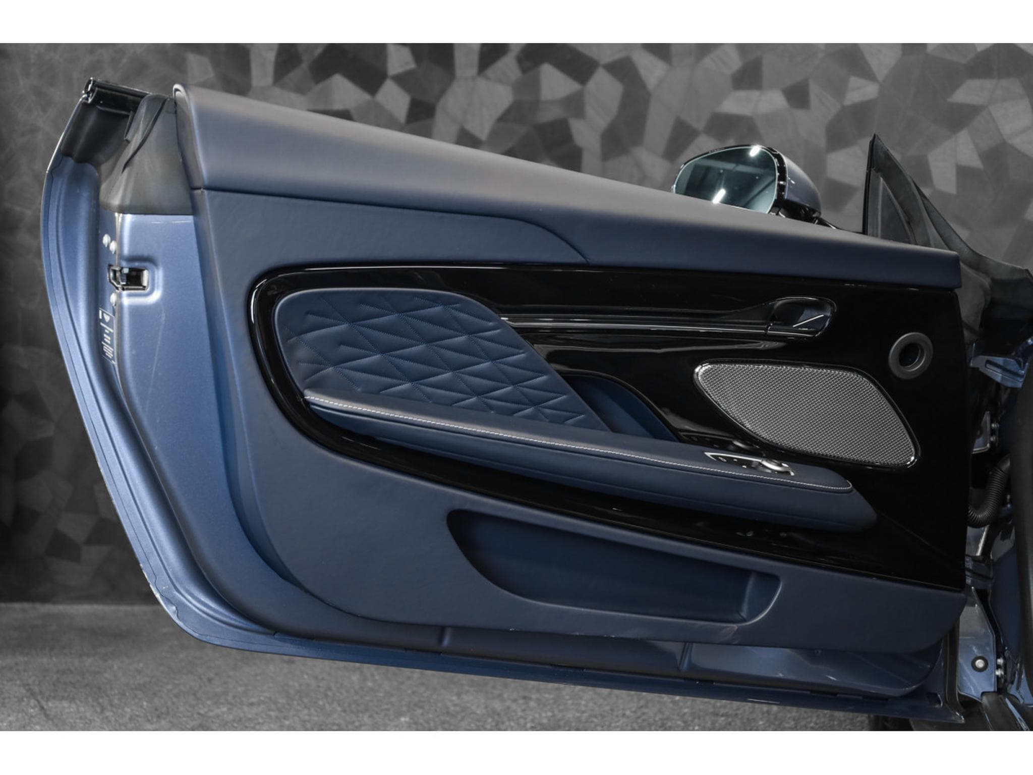 Aston-Martin DB12 V8 Twin Turbo - CONCOURS BLUE (2026) - Foto 26