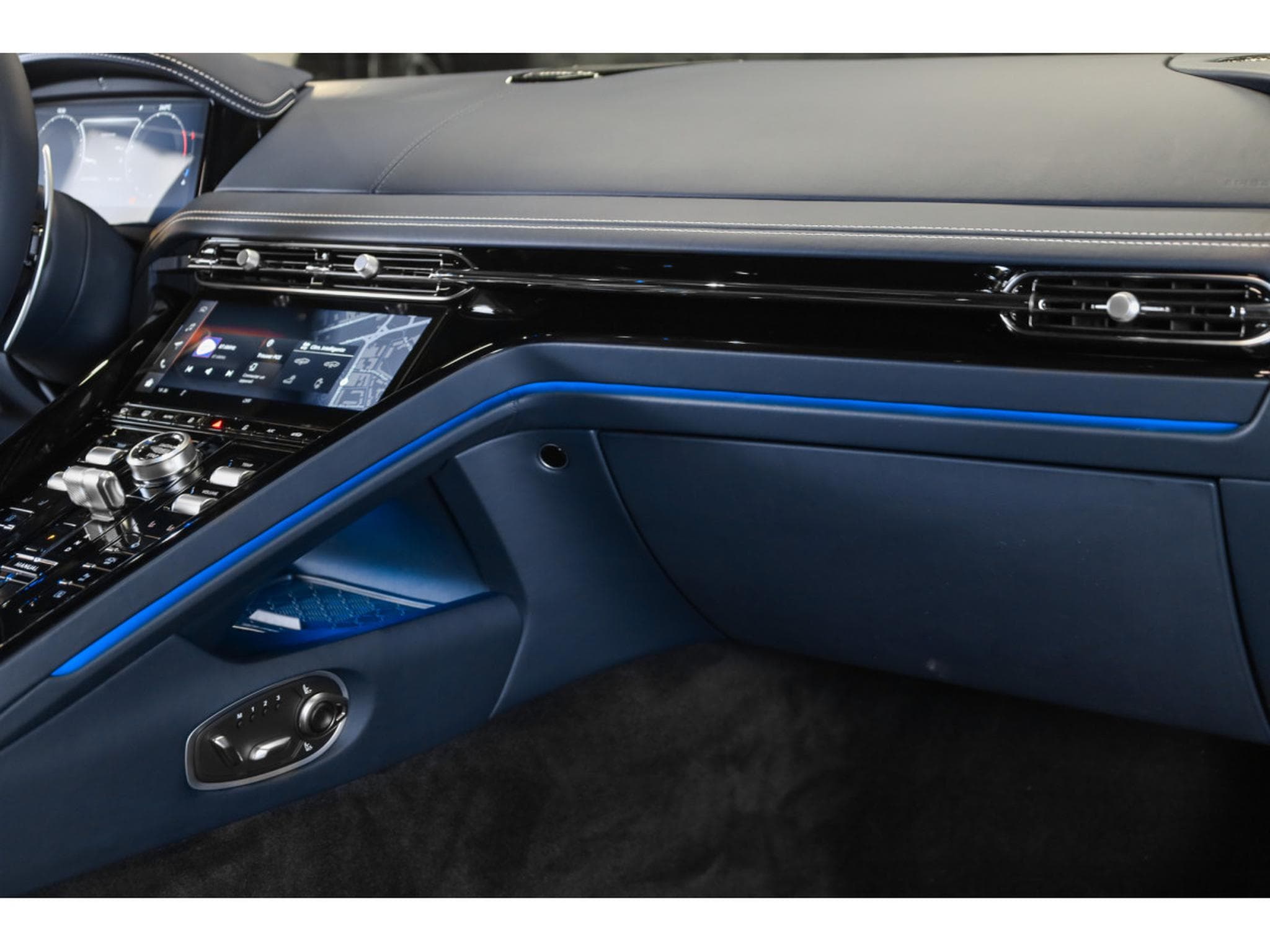 Aston-Martin DB12 V8 Twin Turbo - CONCOURS BLUE (2026) - Foto 28