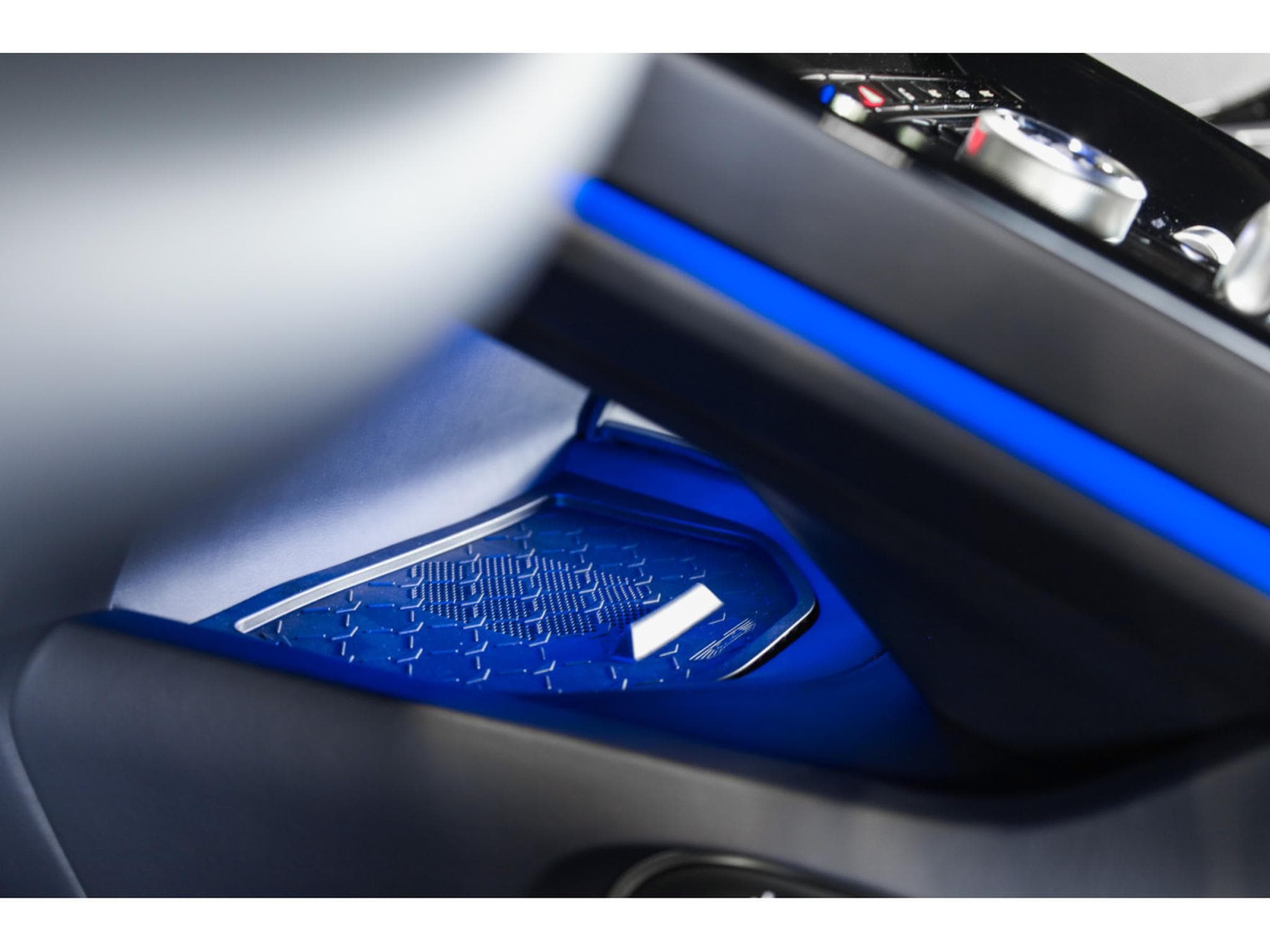 Aston-Martin DB12 V8 Twin Turbo - CONCOURS BLUE (2026) - Foto 30