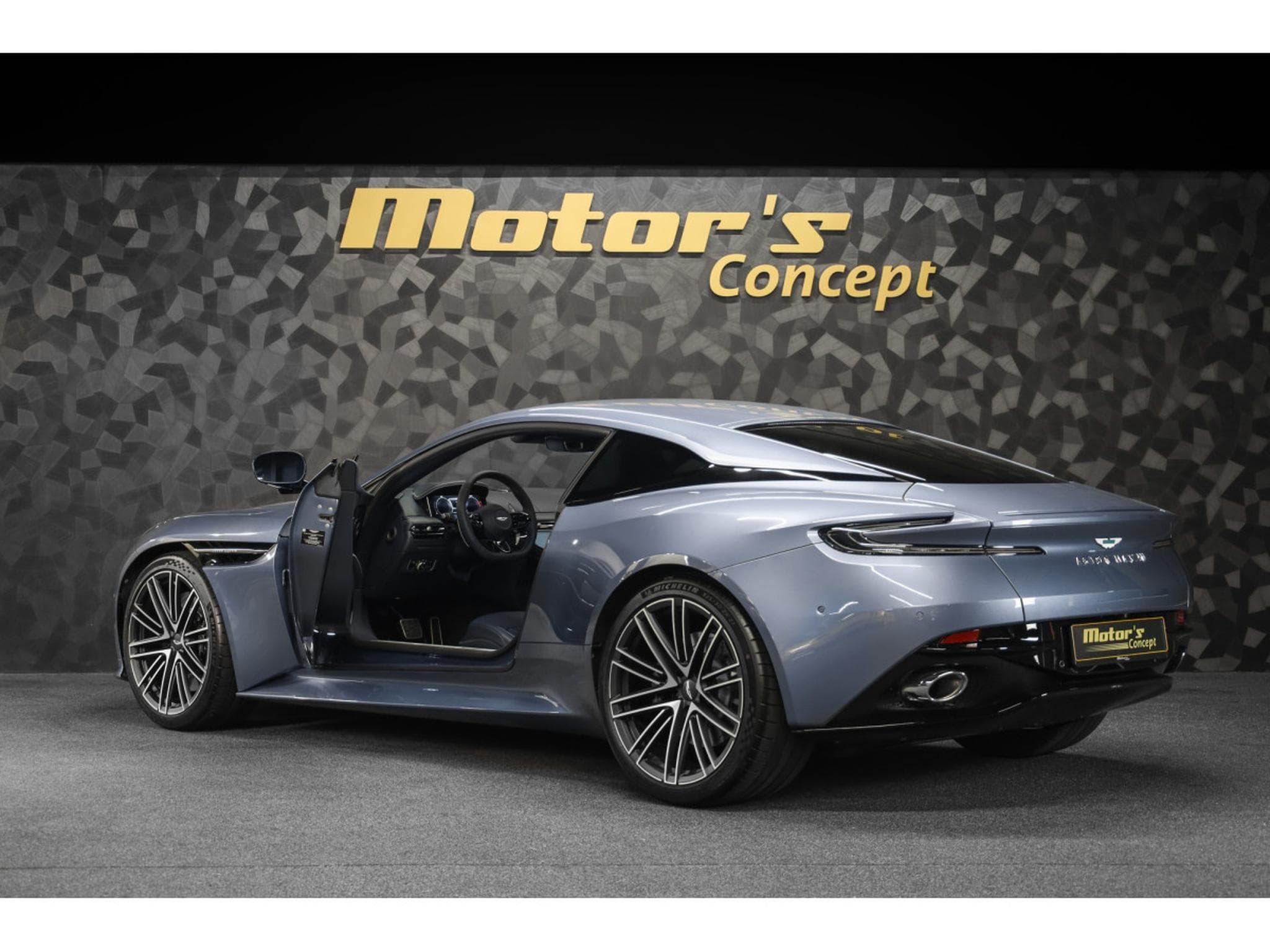 Aston-Martin DB12 V8 Twin Turbo - CONCOURS BLUE (2026) - Foto 7