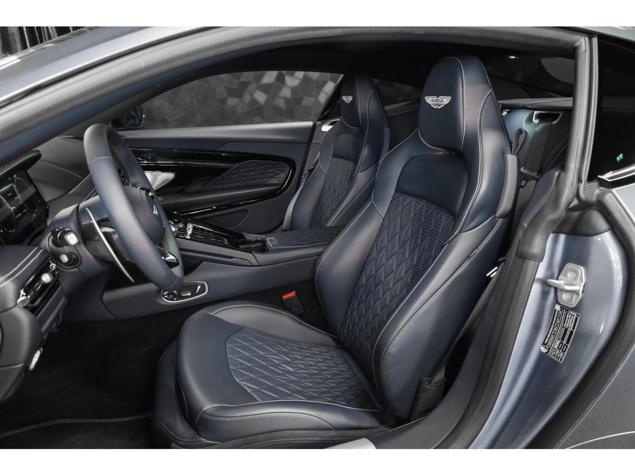 Aston-Martin DB12 V8 Twin Turbo - CONCOURS BLUE (2026) - Foto 9