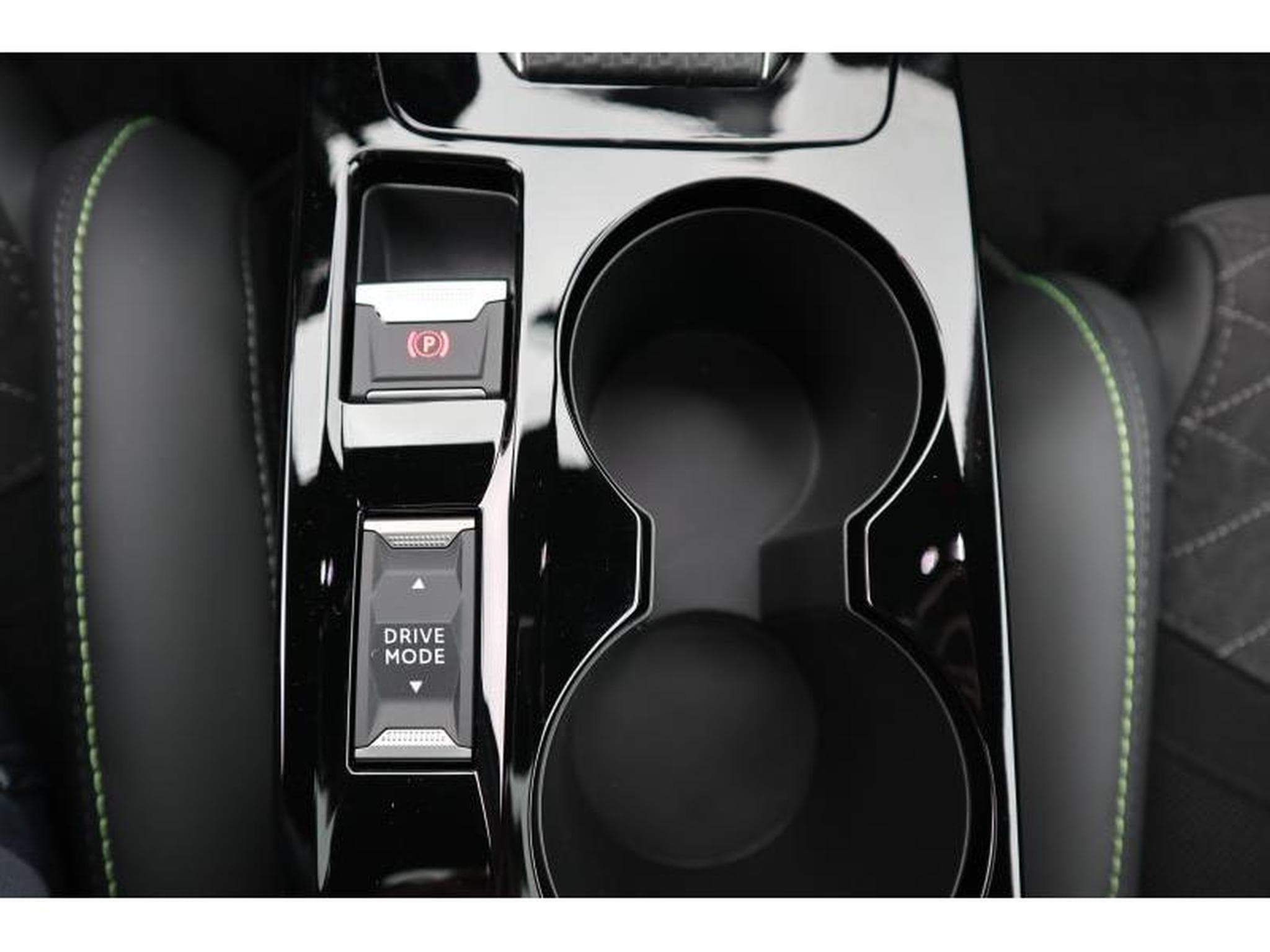 Peugeot 208 GT EAT8 (2023) - Photo 13