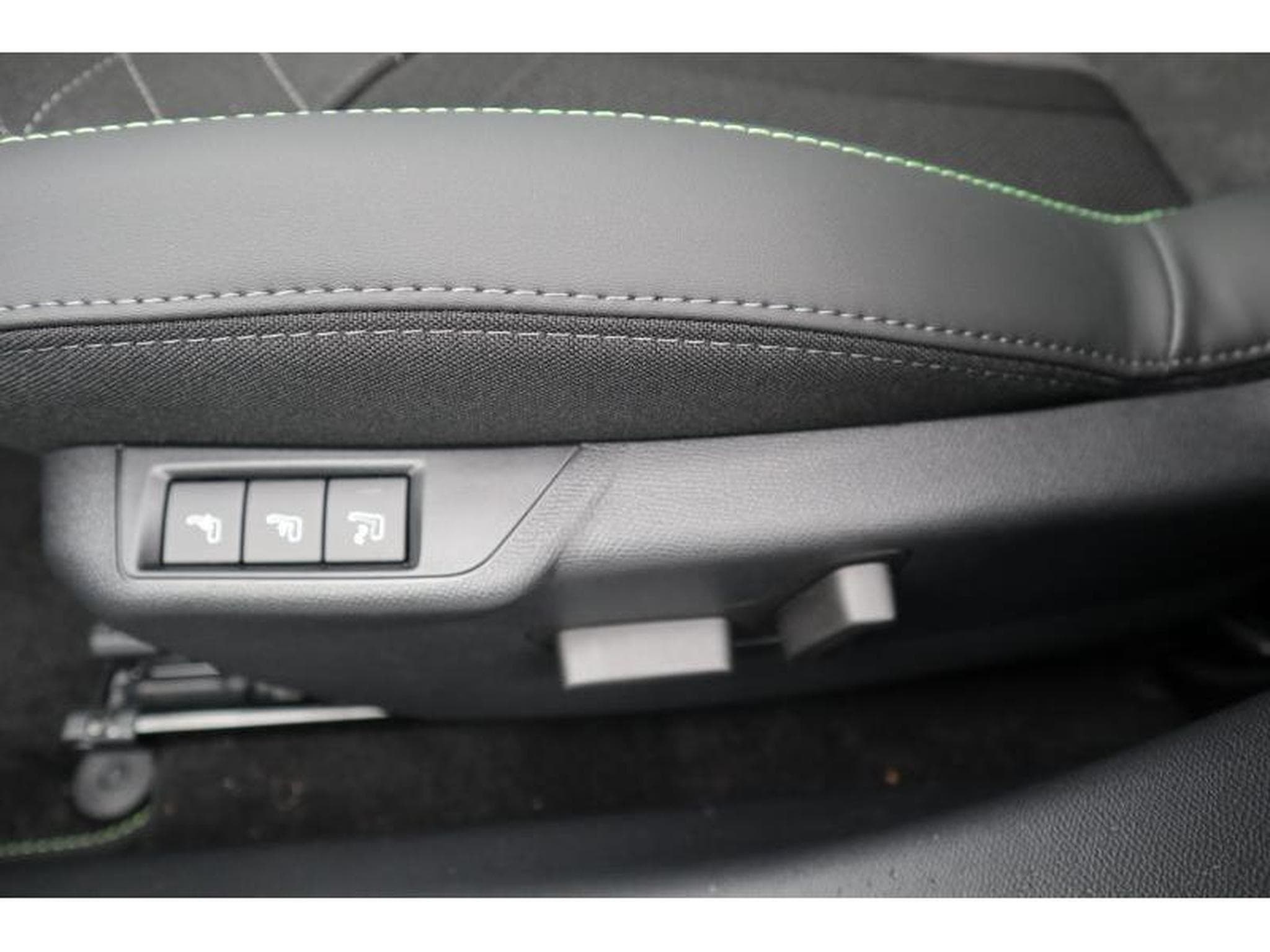 Peugeot 208 GT EAT8 (2023) - Photo 16