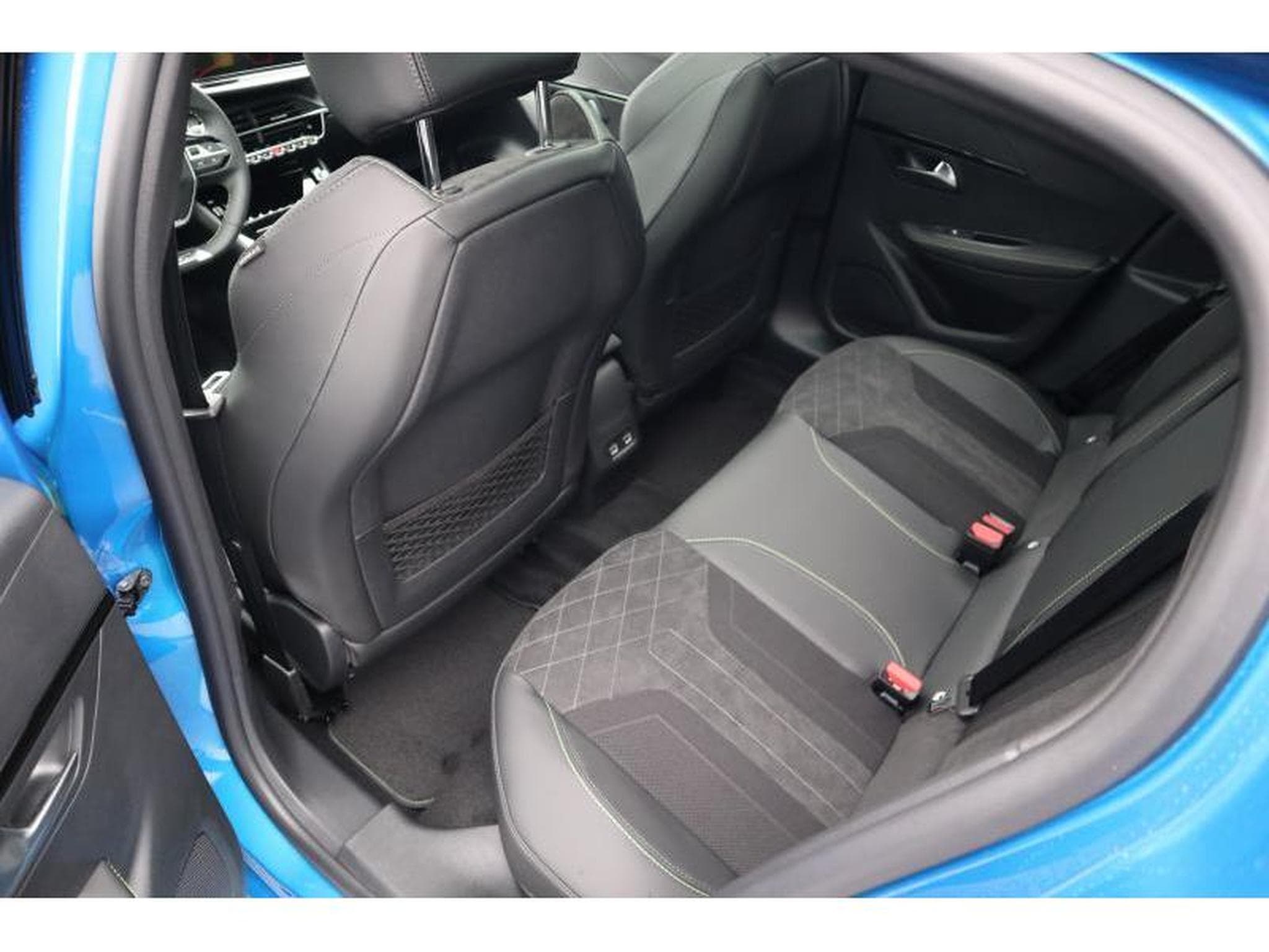 Peugeot 208 GT EAT8 (2023) - Photo 4