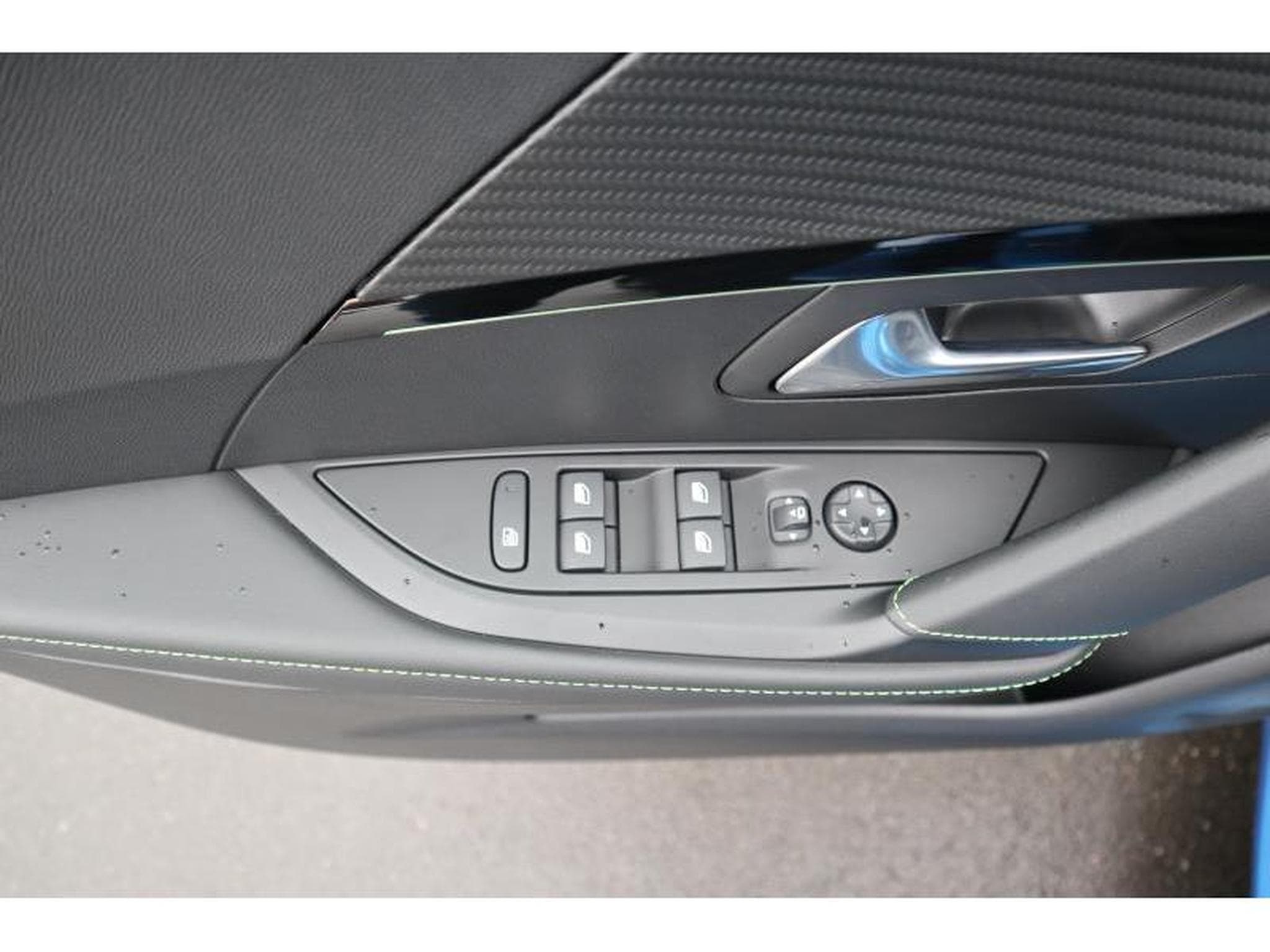 Peugeot 208 GT EAT8 (2023) - Photo 7