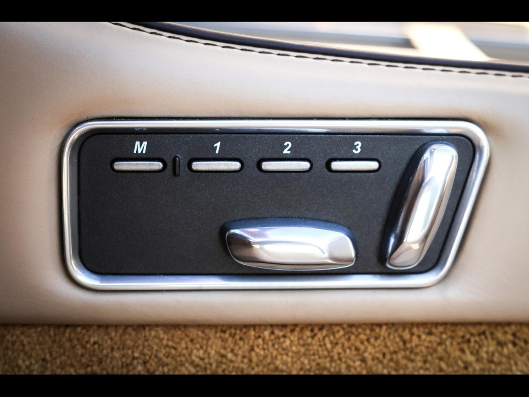 Aston-Martin Virage VOLANTE 6.0 V12 TOUCHTRONIC II – MARRON BLACK (2013) - Foto 18