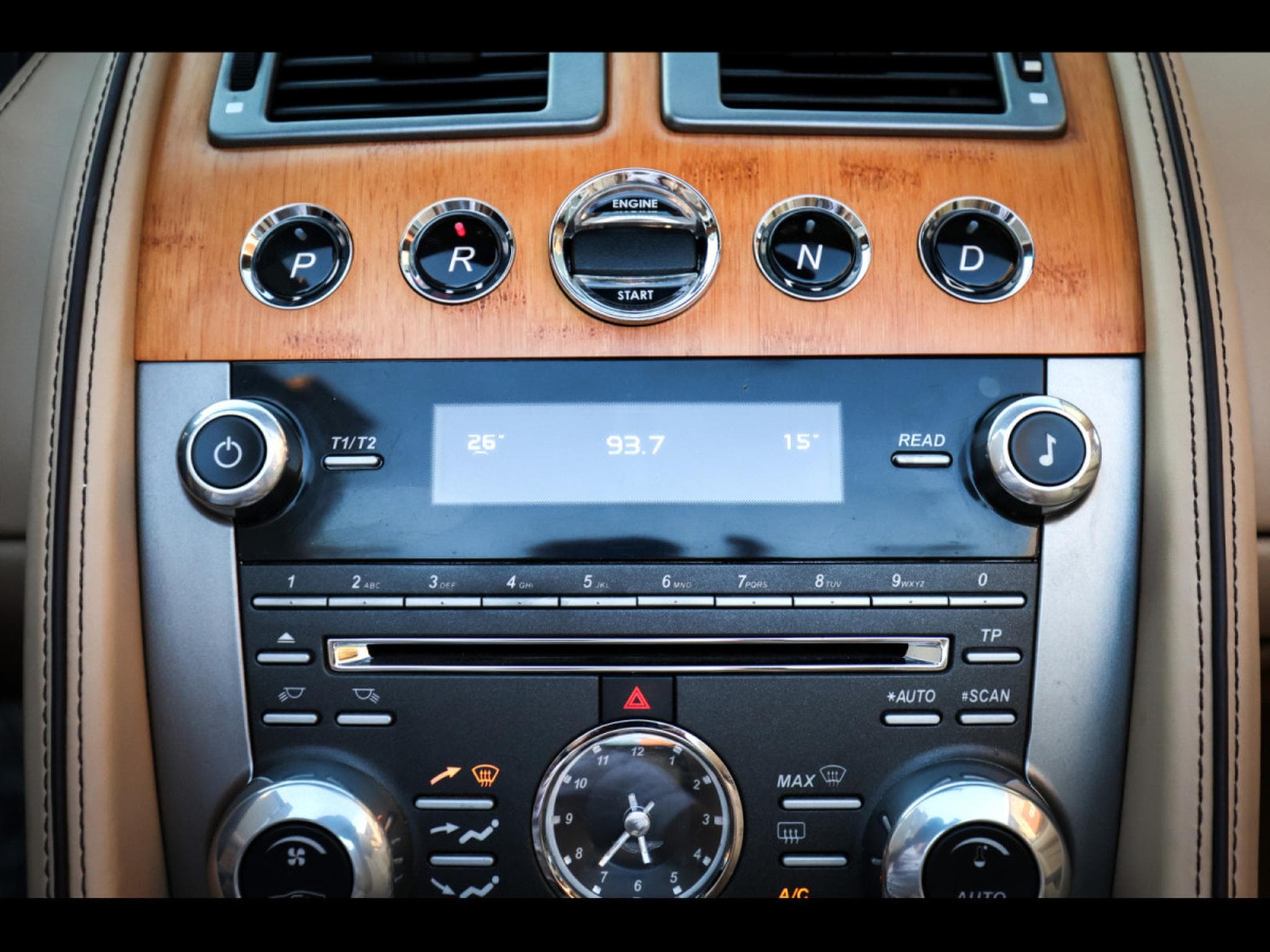 Aston-Martin Virage VOLANTE 6.0 V12 TOUCHTRONIC II – MARRON BLACK (2013) - Foto 24