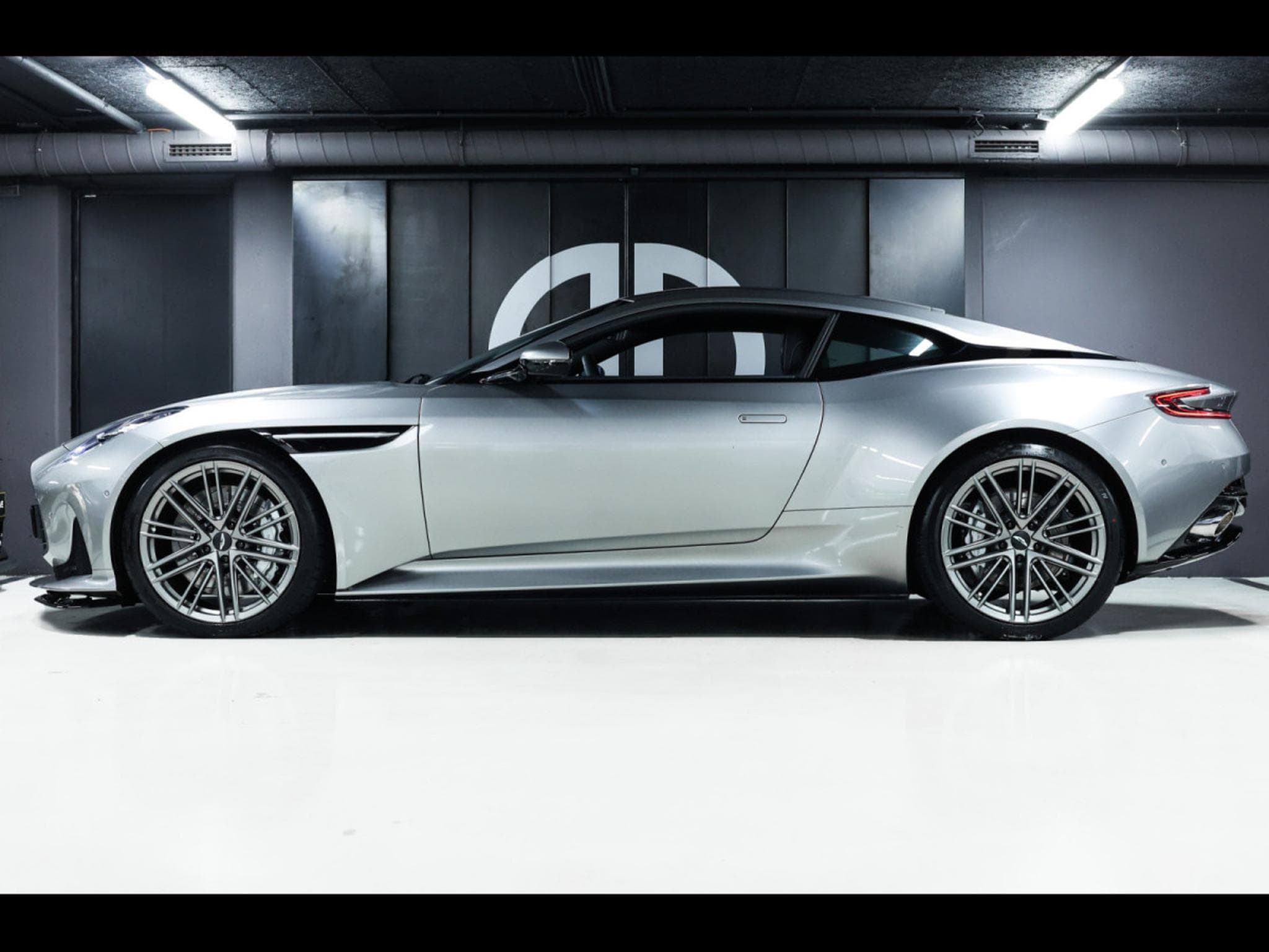 Aston-Martin DB12 COUPE 4.0 V8 BITURBO - ALUMINITE SILVER (2024) - Foto 2