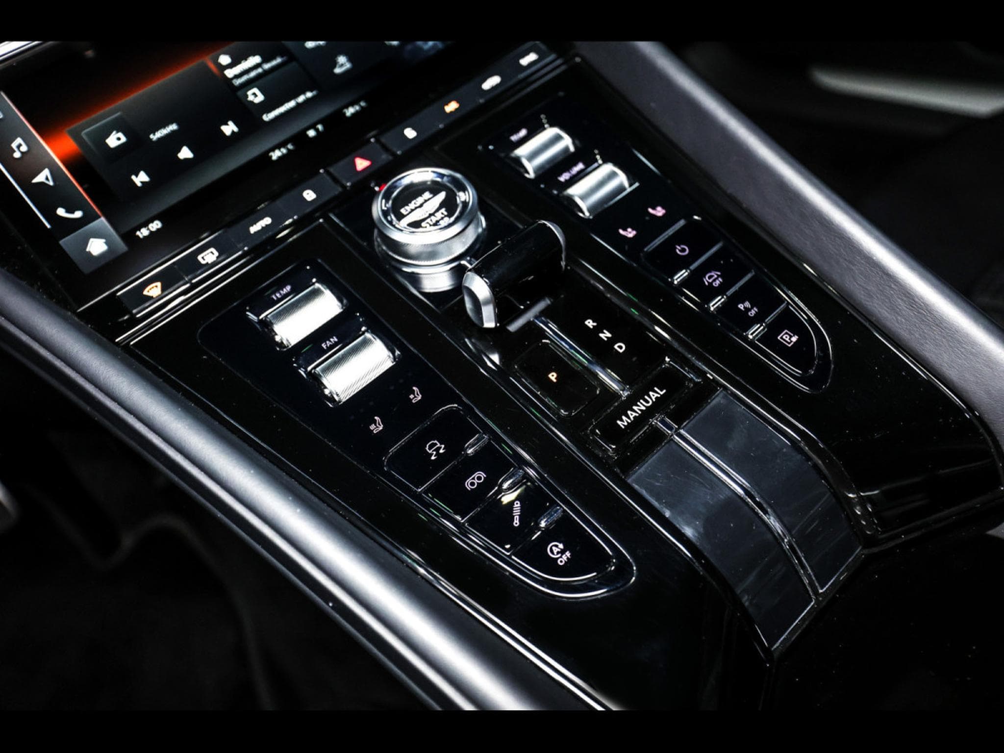 Aston-Martin DB12 COUPE 4.0 V8 BITURBO - ALUMINITE SILVER (2024) - Foto 25