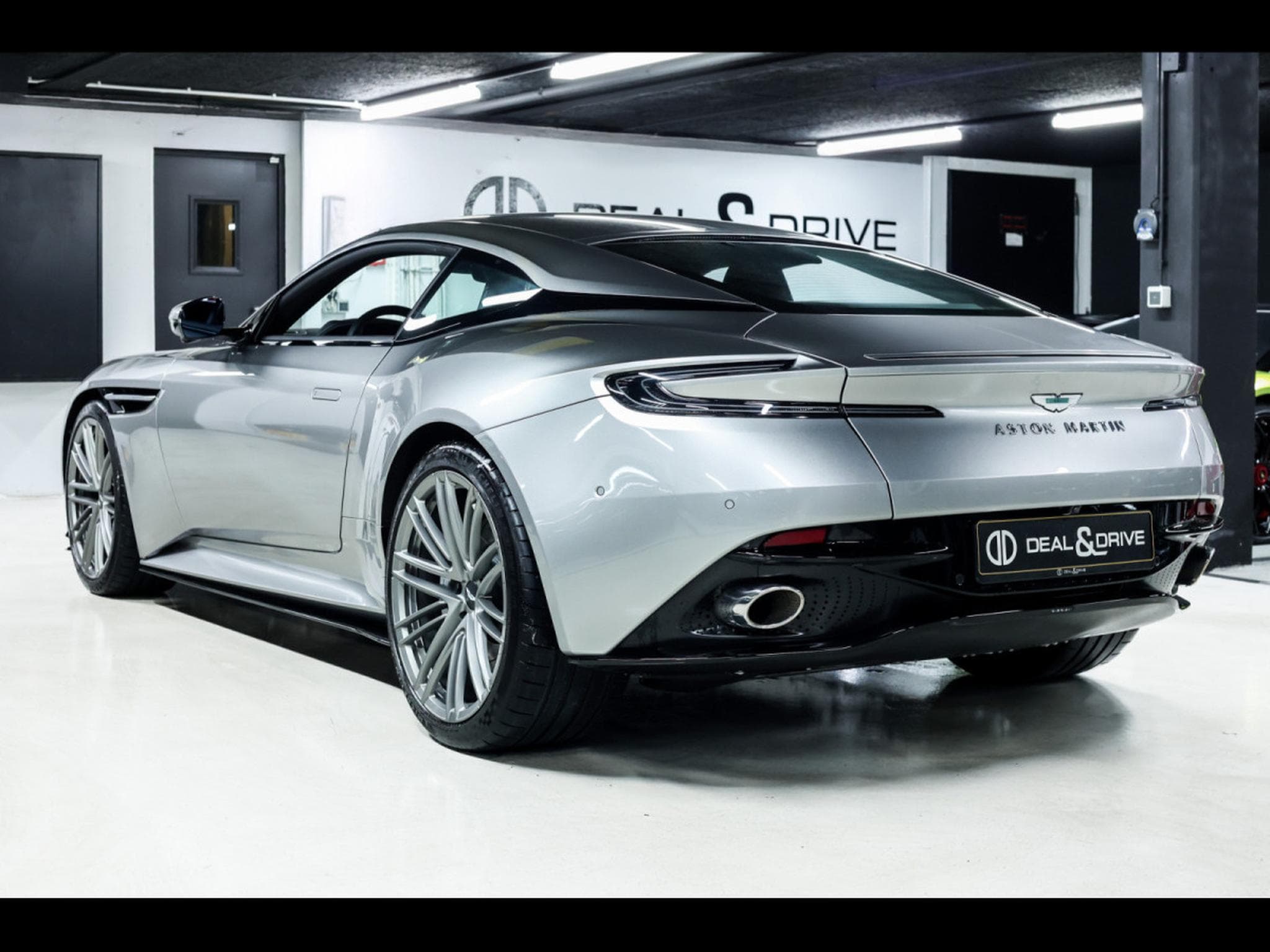 Aston-Martin DB12 COUPE 4.0 V8 BITURBO - ALUMINITE SILVER (2024) - Foto 3