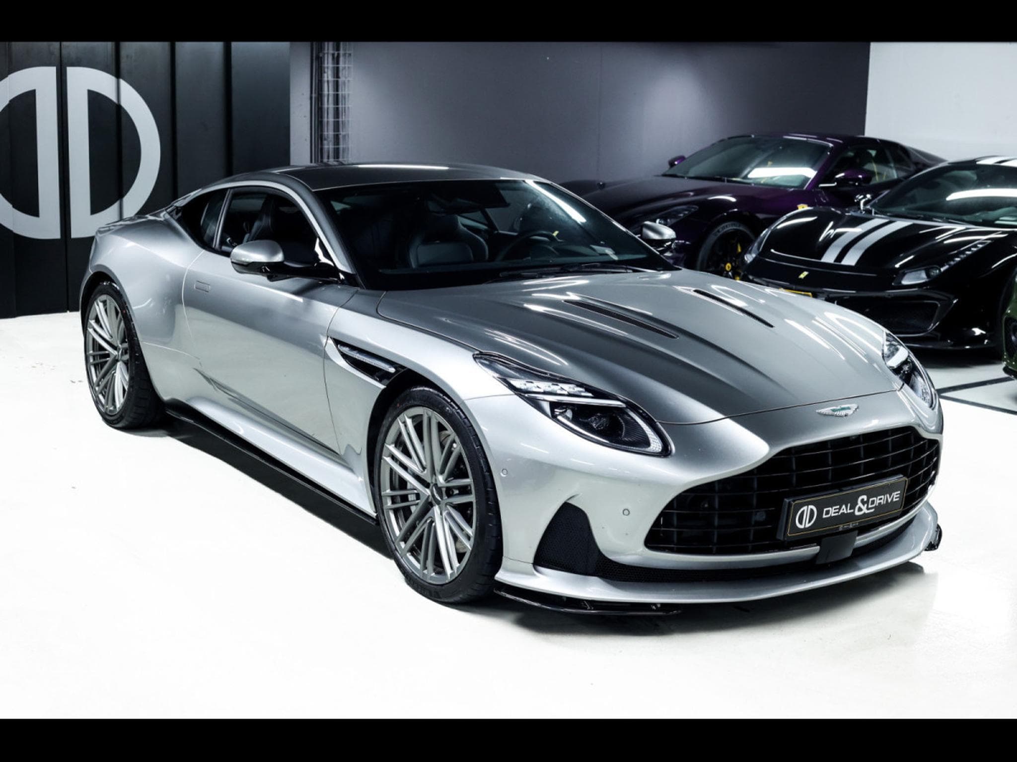 Aston-Martin DB12 COUPE 4.0 V8 BITURBO - ALUMINITE SILVER (2024) - Foto 6