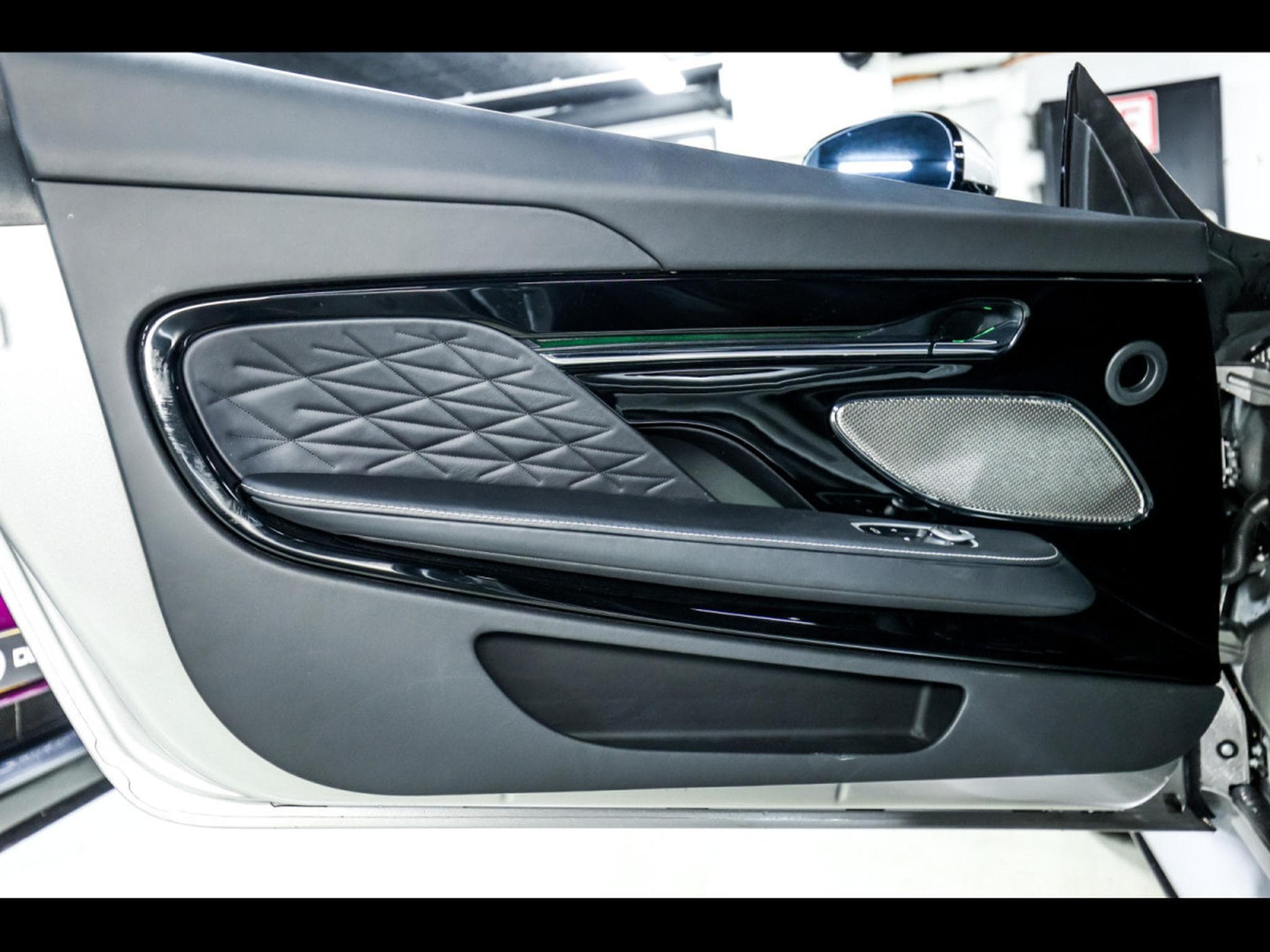 Aston-Martin DB12 COUPE 4.0 V8 BITURBO - ALUMINITE SILVER (2024) - Foto 9