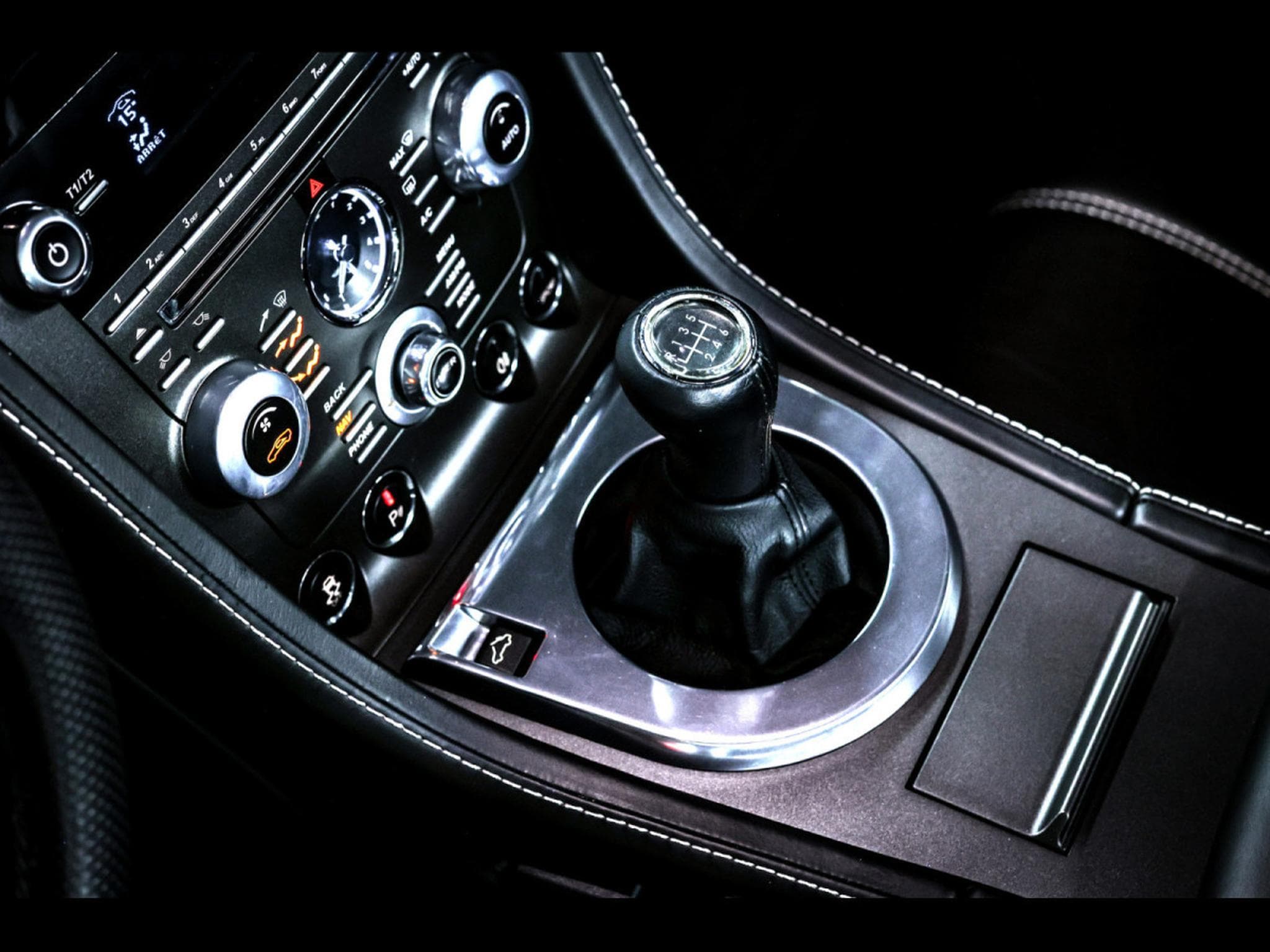 Aston-Martin V8 Vantage ROADSTER 4.7 436 MANUAL 6 (2014) - Photo 17