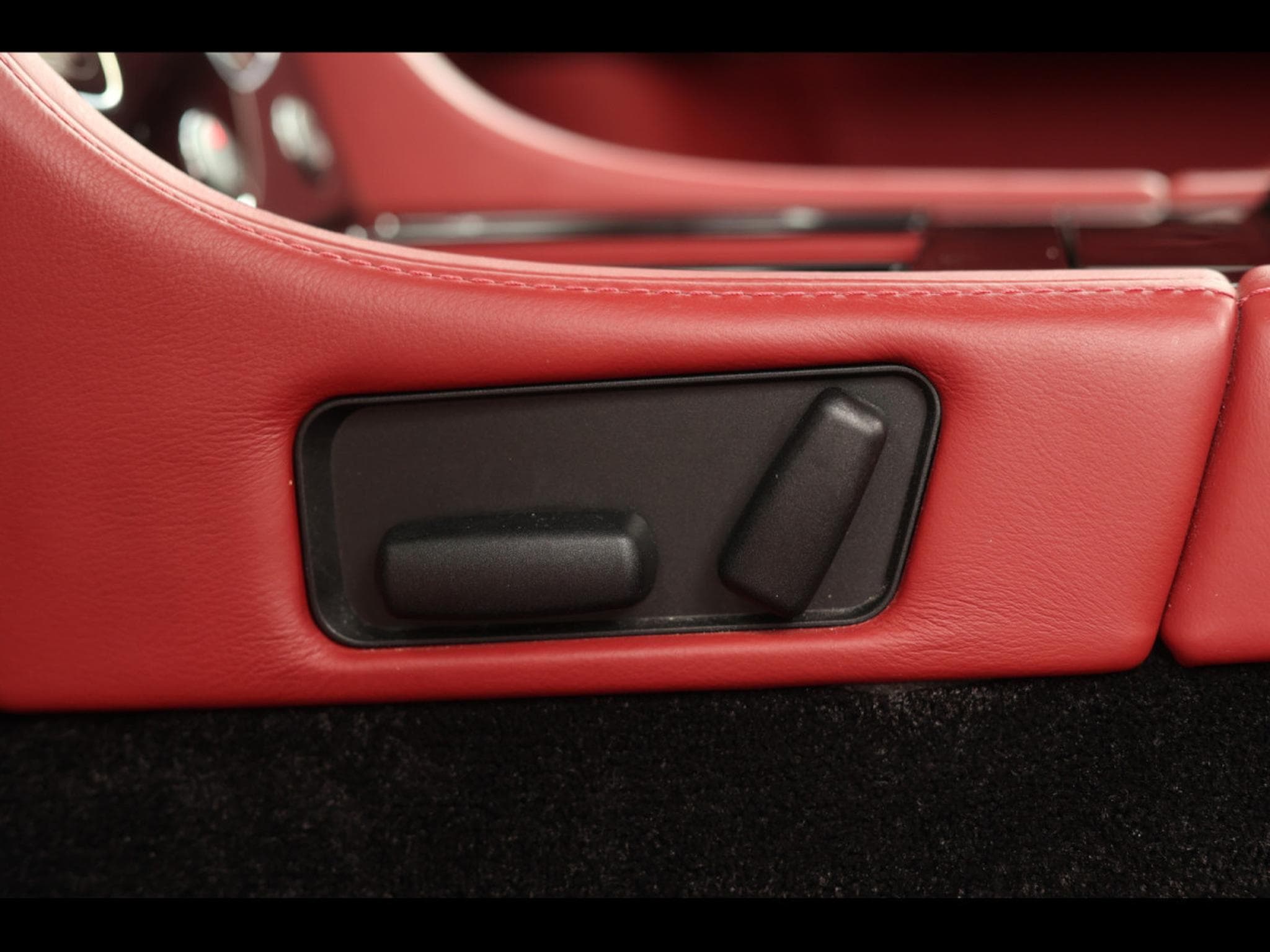 Aston-Martin V8 Vantage COUPE SPORTSHIFT II - STRATUS WHITE METALLIC (2017) - Photo 13